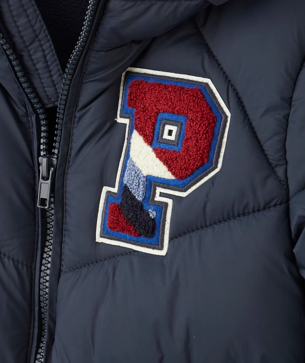DOUDOUNE À CAPUCHE GARÇON EN REMBOURRAGE RECYCLÉ AVEC PATCH