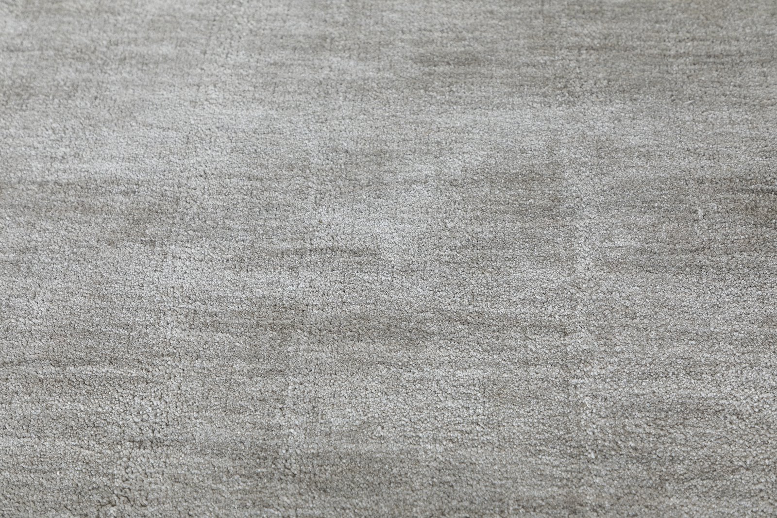 Wilston gulvteppe 160x230 160x230 cm. Lys gråfarge polyester håndtuftet.