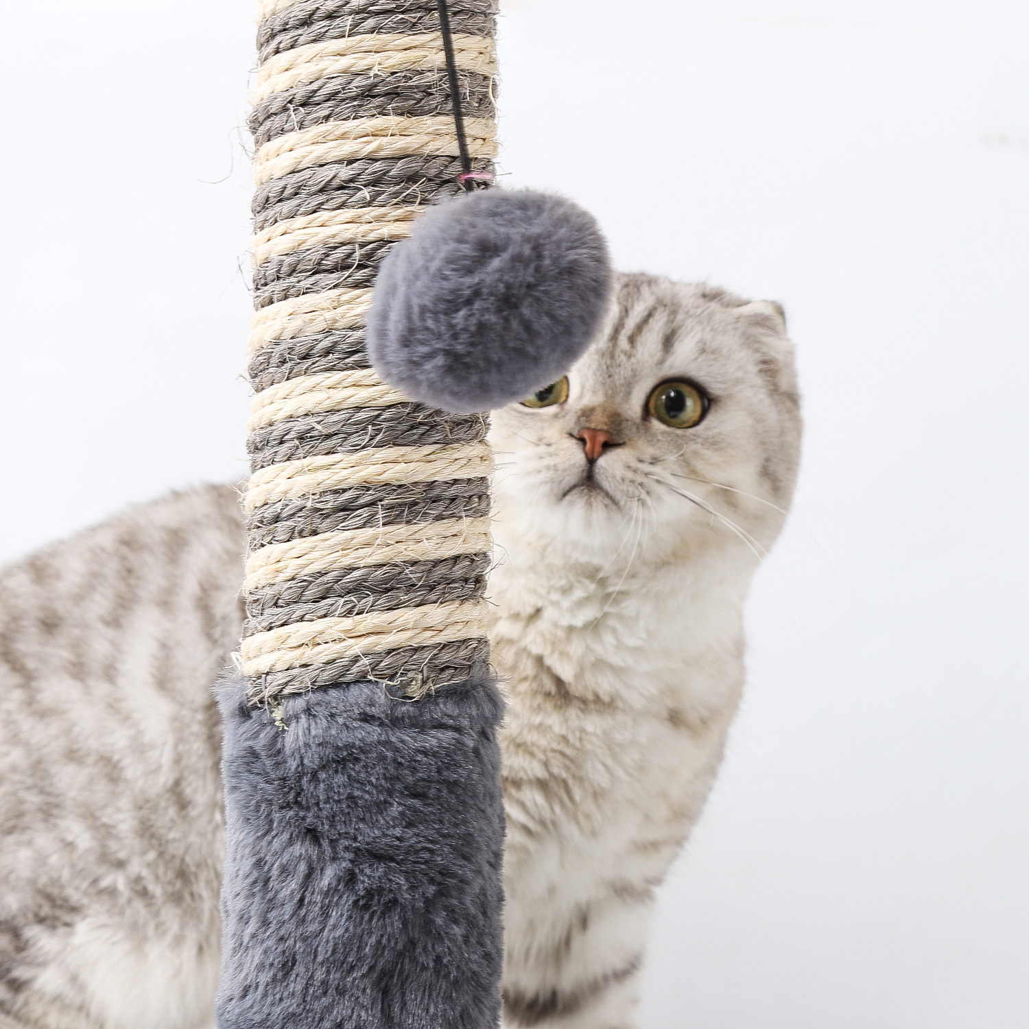 Arranhador para gatos Nobleza com poste de sisal e brinquedos pendurados. Cinza. 36*36*40cm
