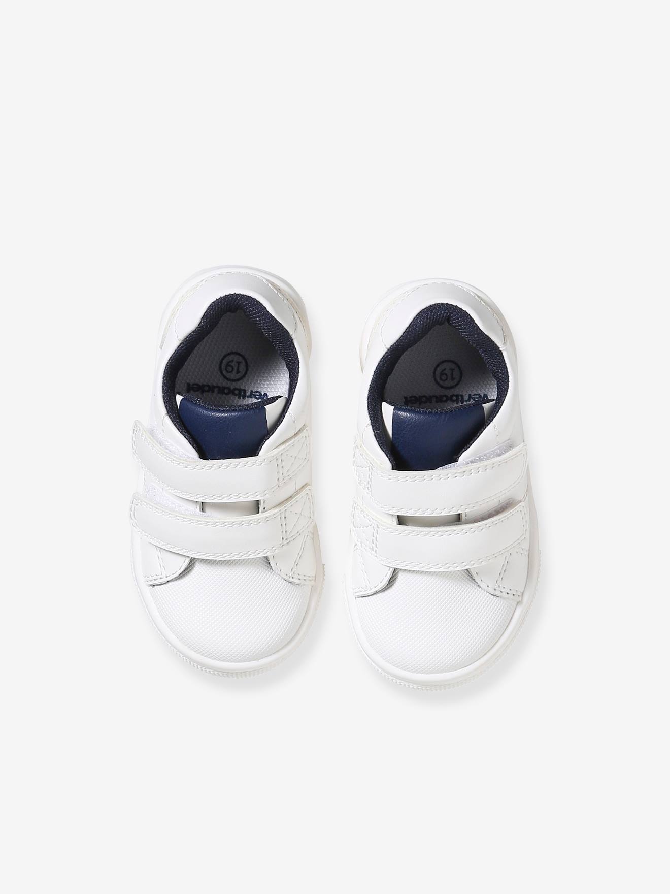 Tênis branco para bebê com fecho de velcro