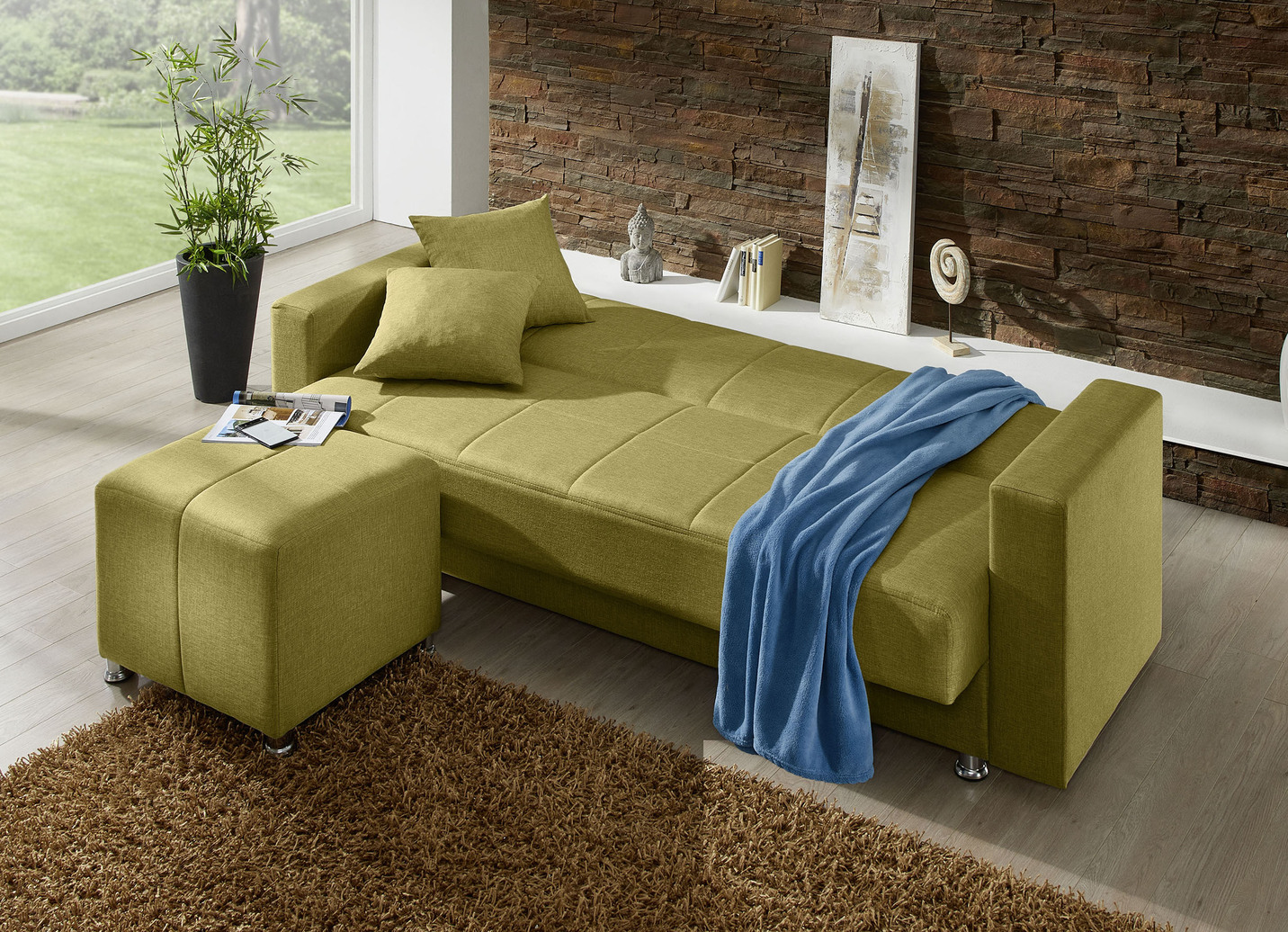 Klick-Klack-Sofa mit Hocker und Dekokissen