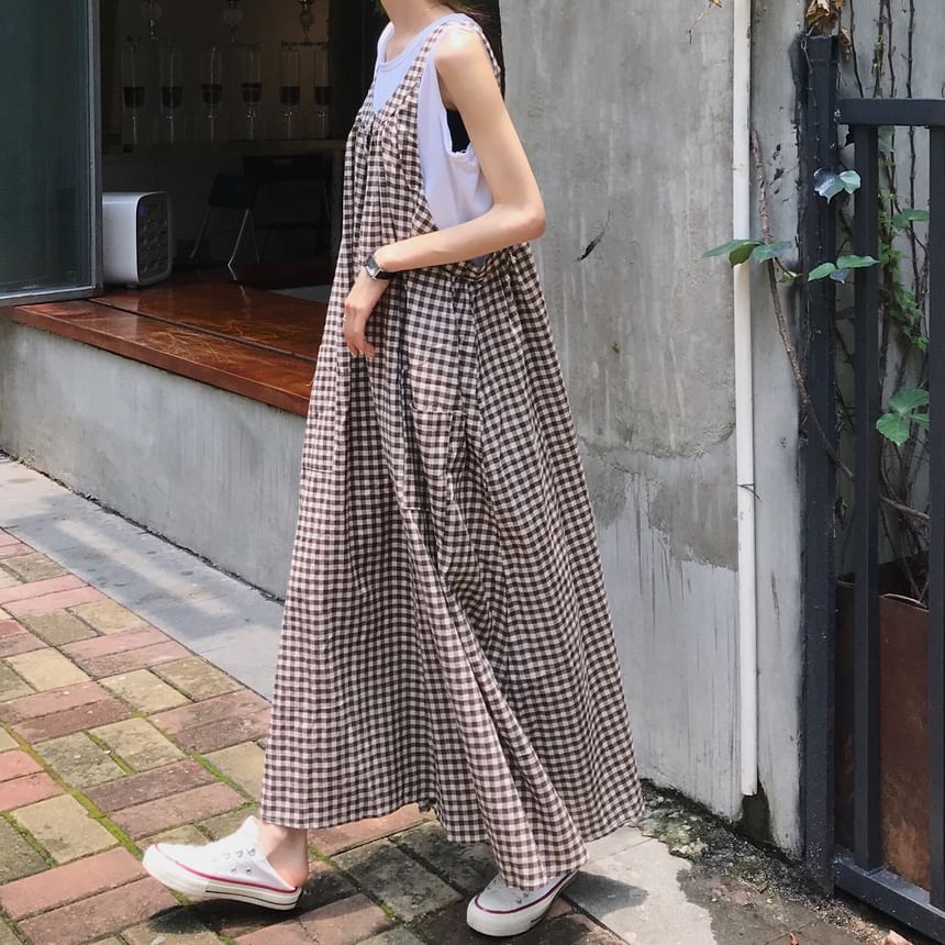 INEN - Mouwloze geruite jumpsuit met wijde pijpen