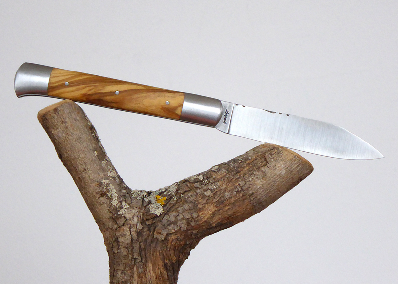 Couteau Le Roquefort avec un manche en olivier