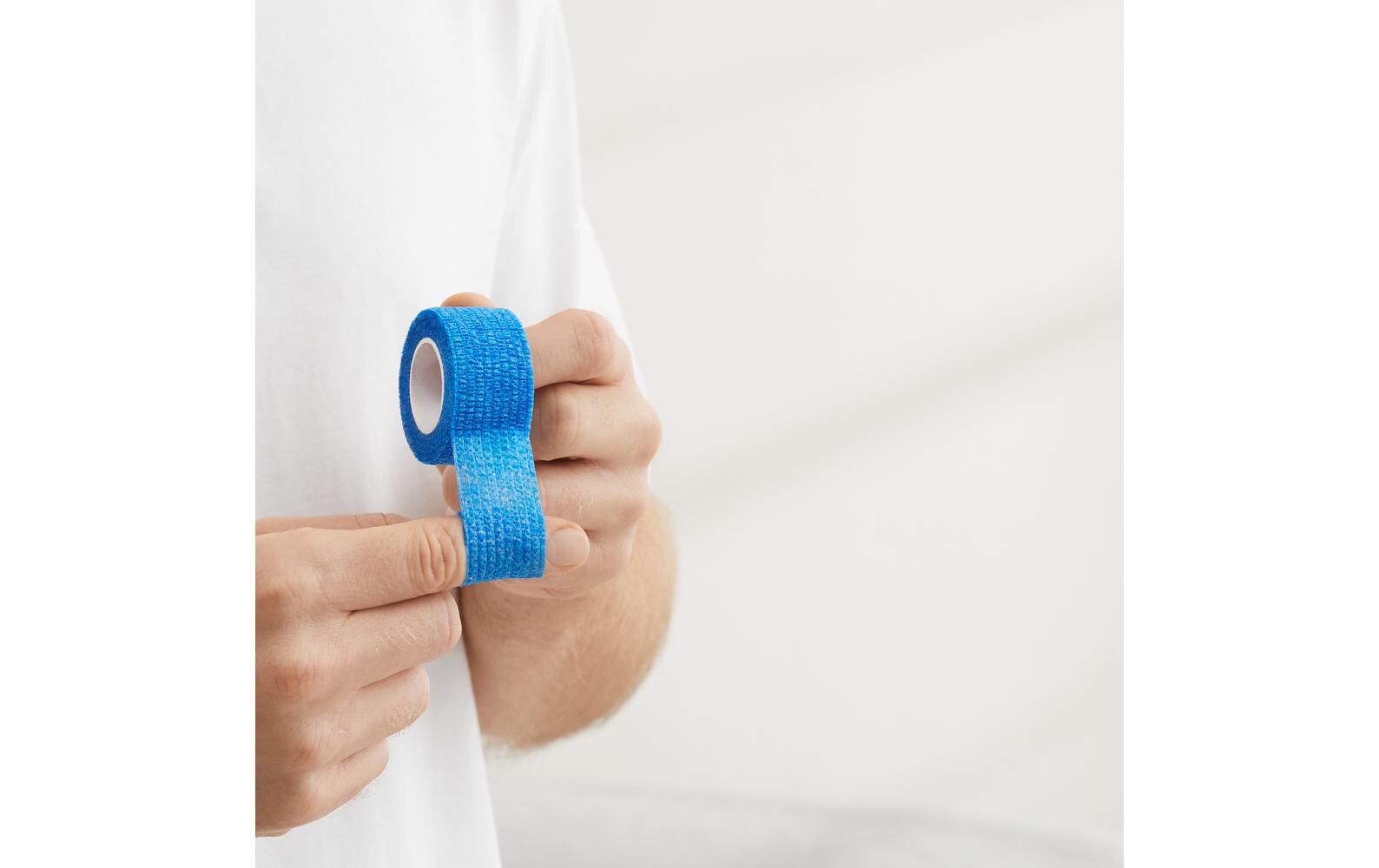 Selbsthaftender Fingerverband 2.5 cm x 5 mWasserabweisender Verband für die Wundversorgung kleinerer Wunden an den Fingern