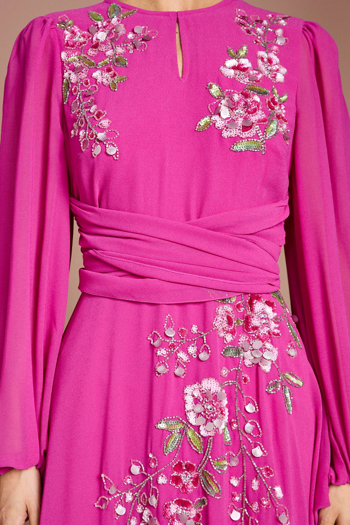 Coast Robe Longue Maxi À Motifs Floraux Ornés Avec Manches Longues Et Taille Portefeuille