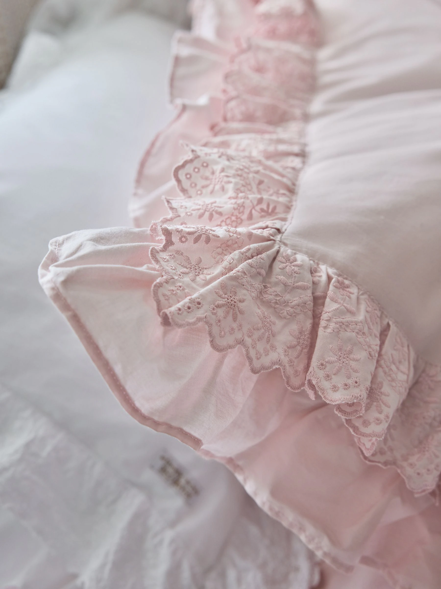 Shabby Chic by Rachel Ashwell® broderie anglaise ruche dekbedovertrek en kussensloopset