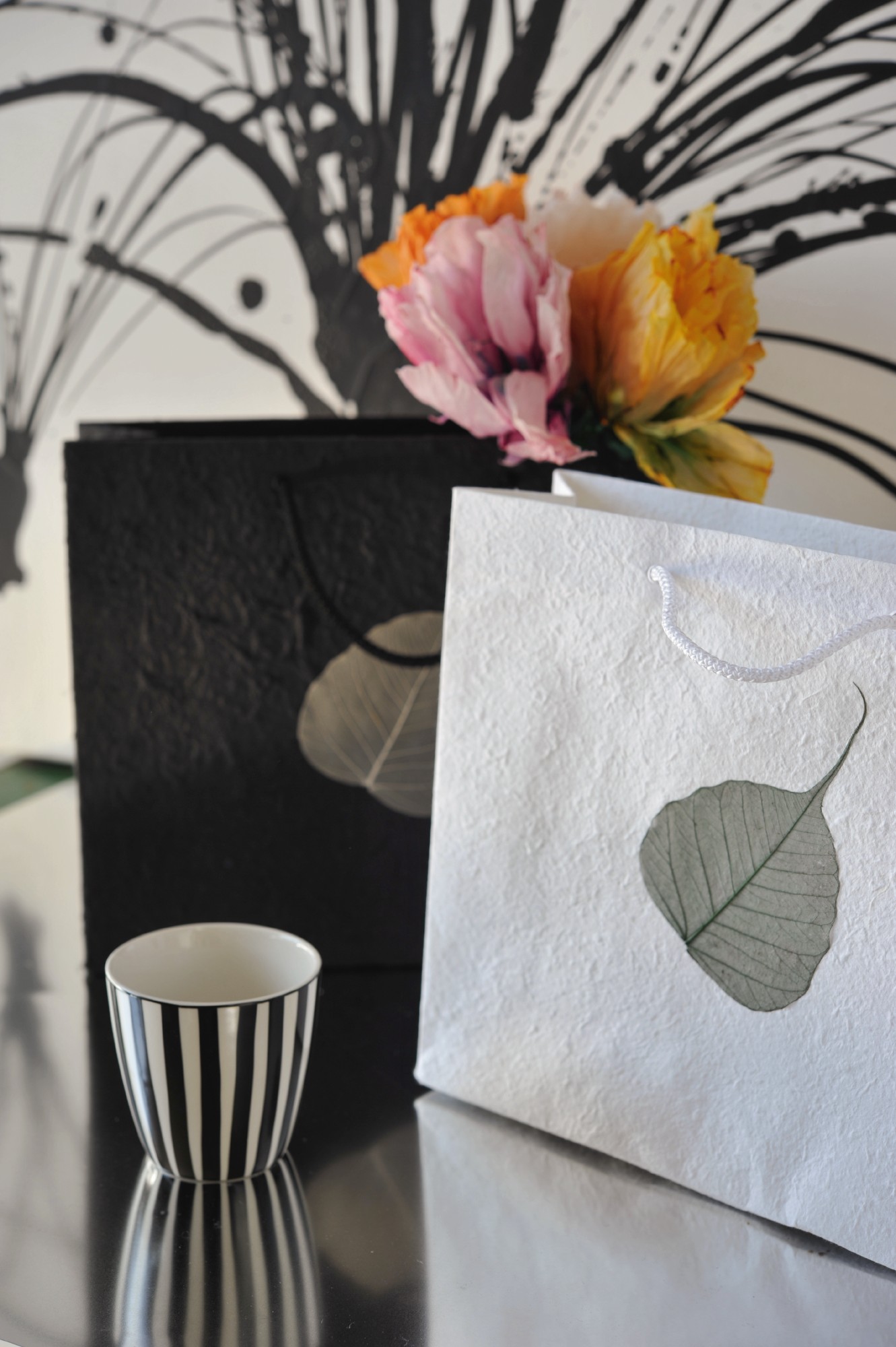 Tasche 'Bodhi-Blatt', weiß mit grünem Blatt, B 30 cm, H 25 cm, T 10 cm günstig bestellen