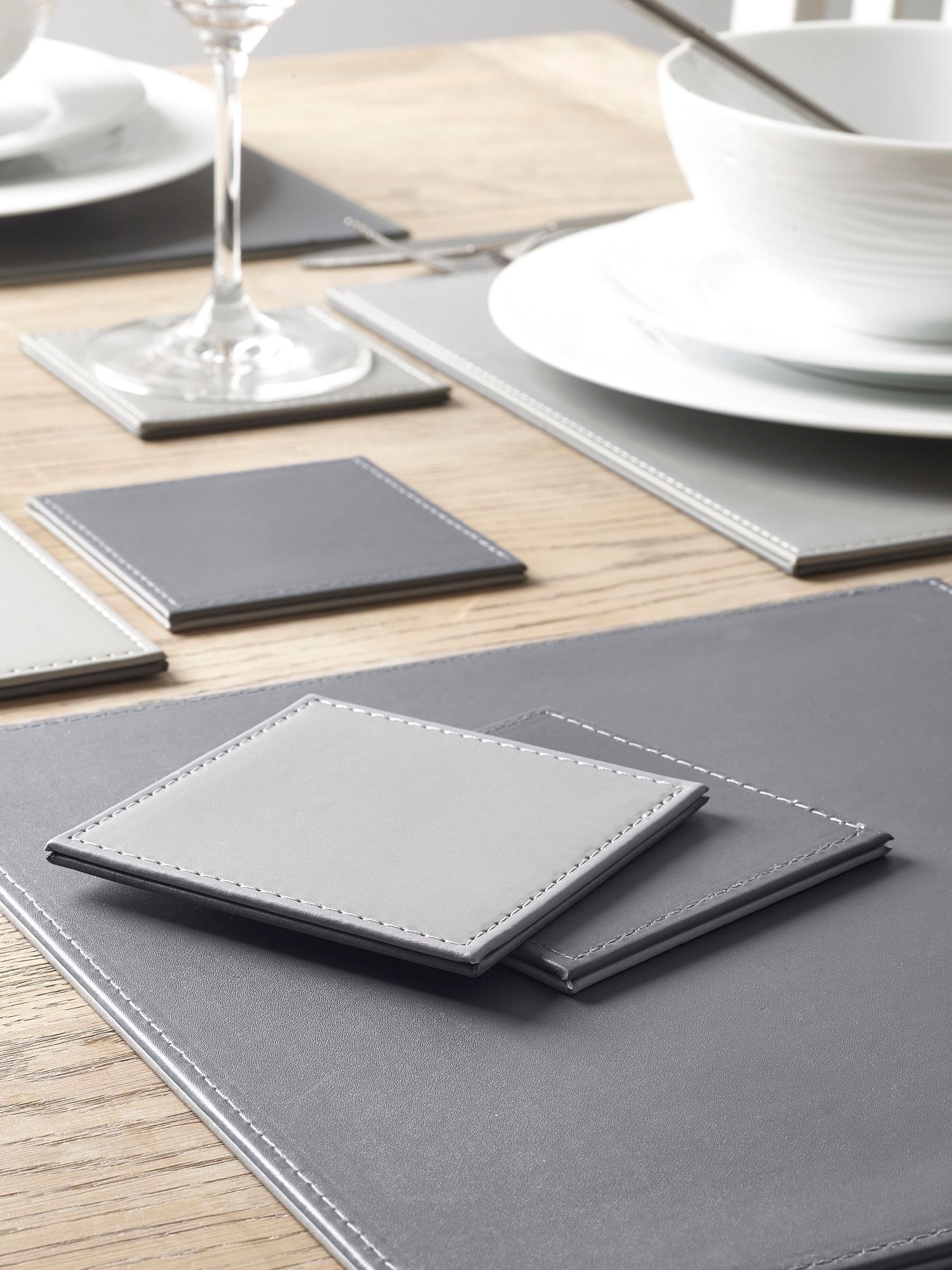 Set van 4 omkeerbare placemats en onderzetters van imitatieleer