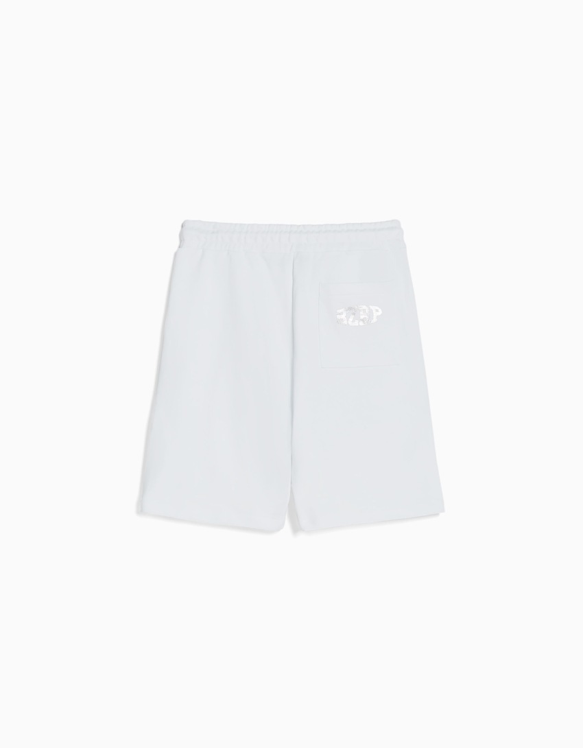 Bermuda de pelúcia BERSHKA com estampa BIZARRAP