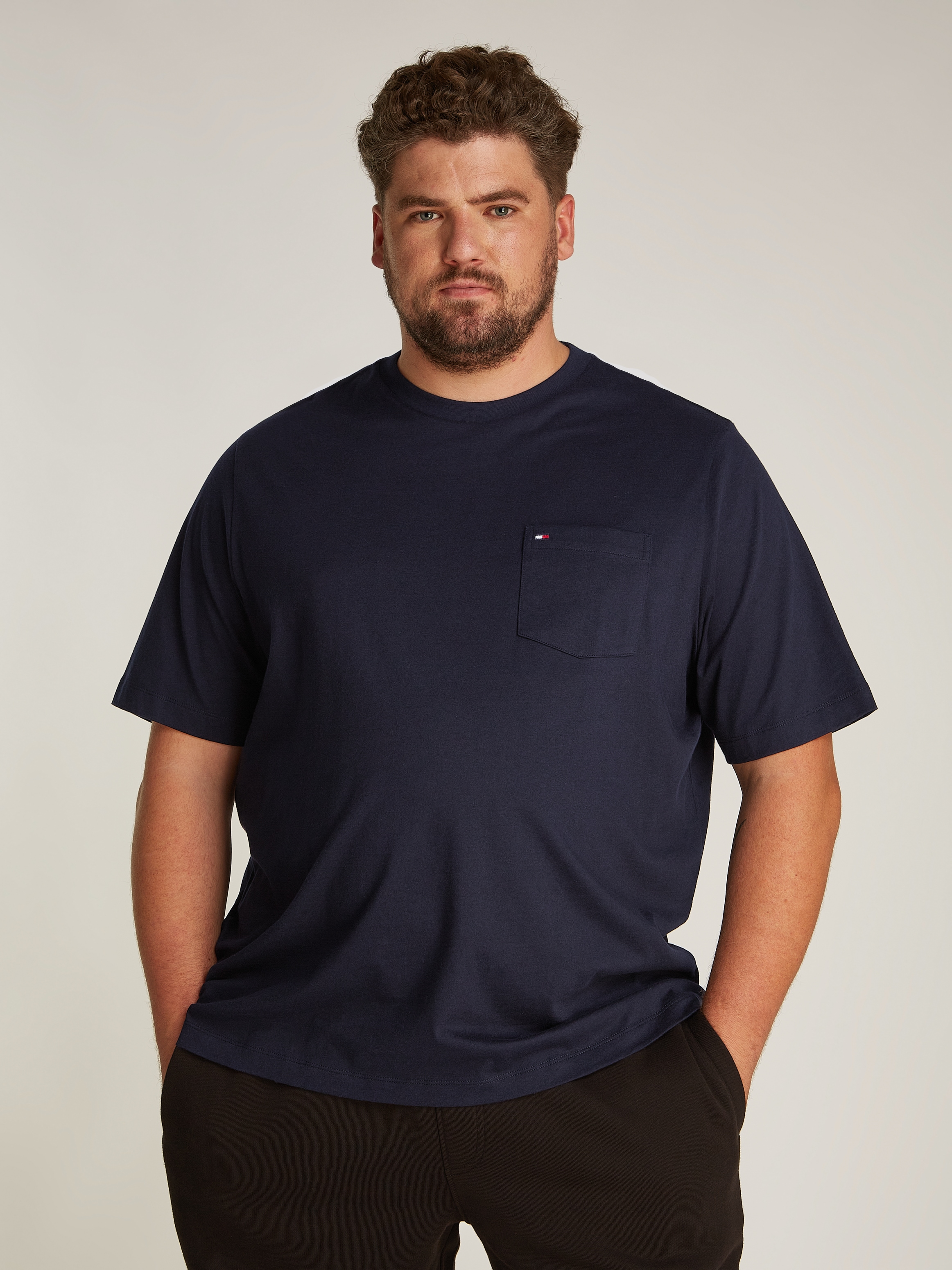 Tommy Hilfiger Big & Tall Rundhalsshirt »BT-ESSENTIAL SOLID POCKET TEE-B«, in Grosse Grössen, Logostickerei