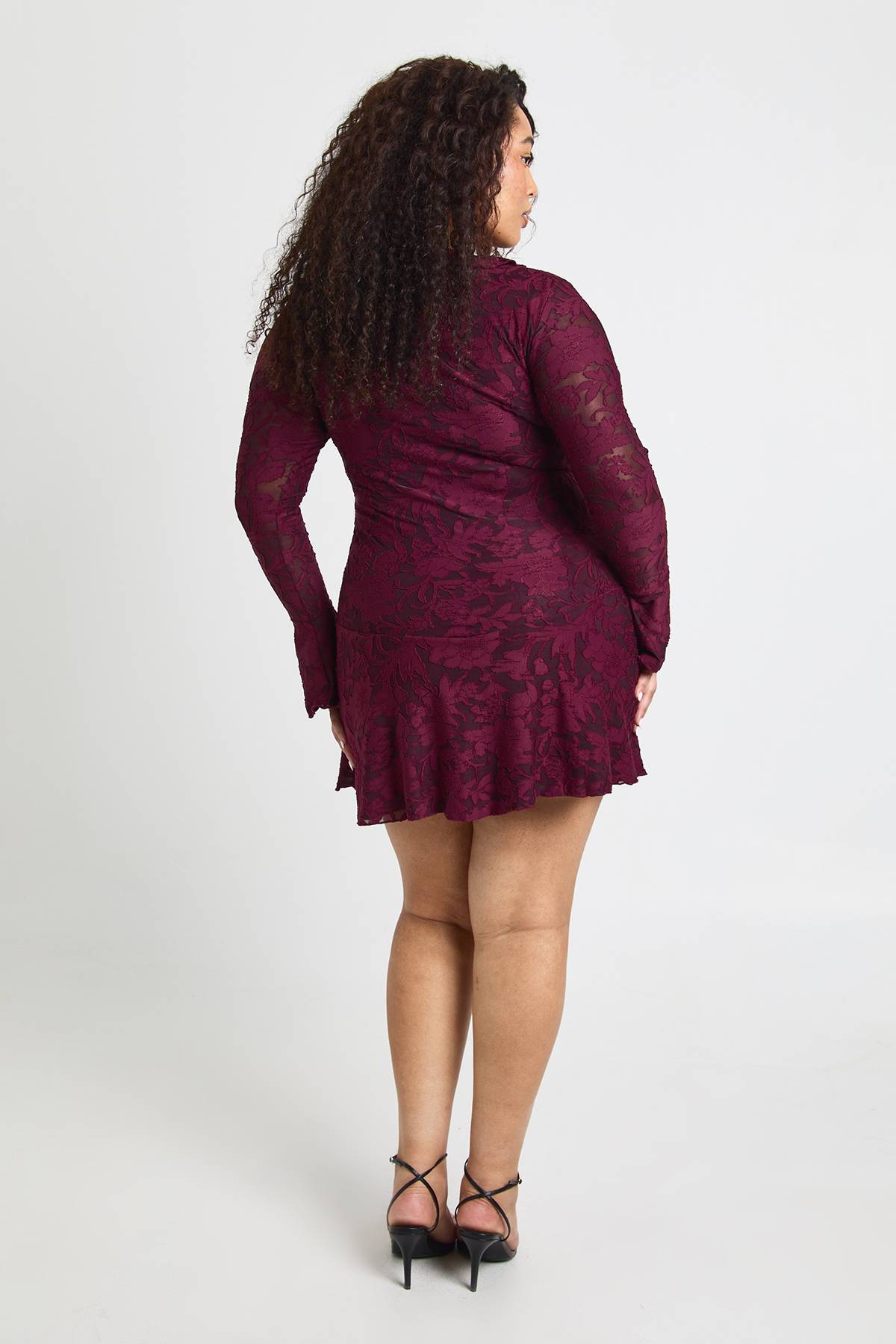 boohoo Robe Mini À Volants Devant Motif Floral Dévoré Grande Taille