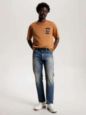 Camiseta de malha com vários logotipos e modelagem ajustada.