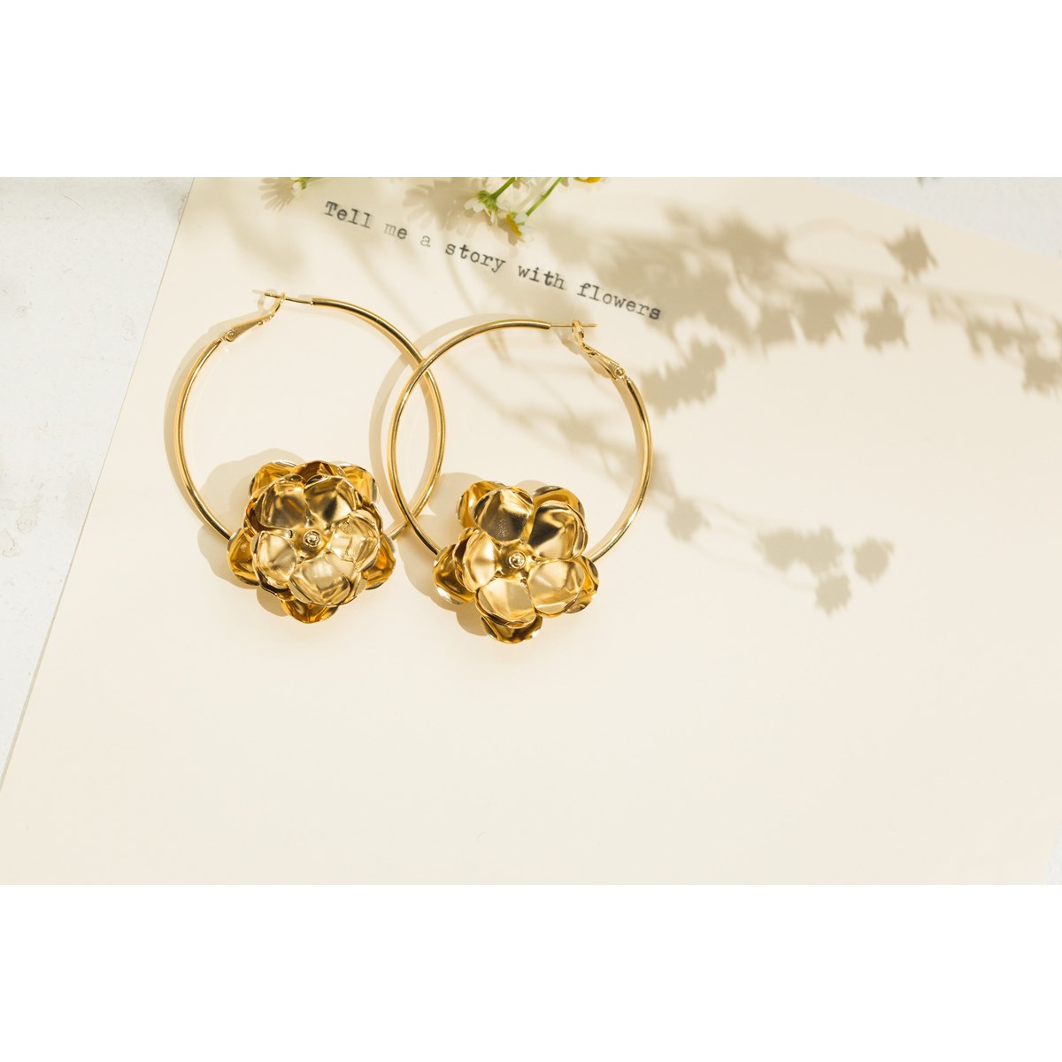 boucles d'oreilles créoles fleurs doré à l'or fin - AGLAÉ