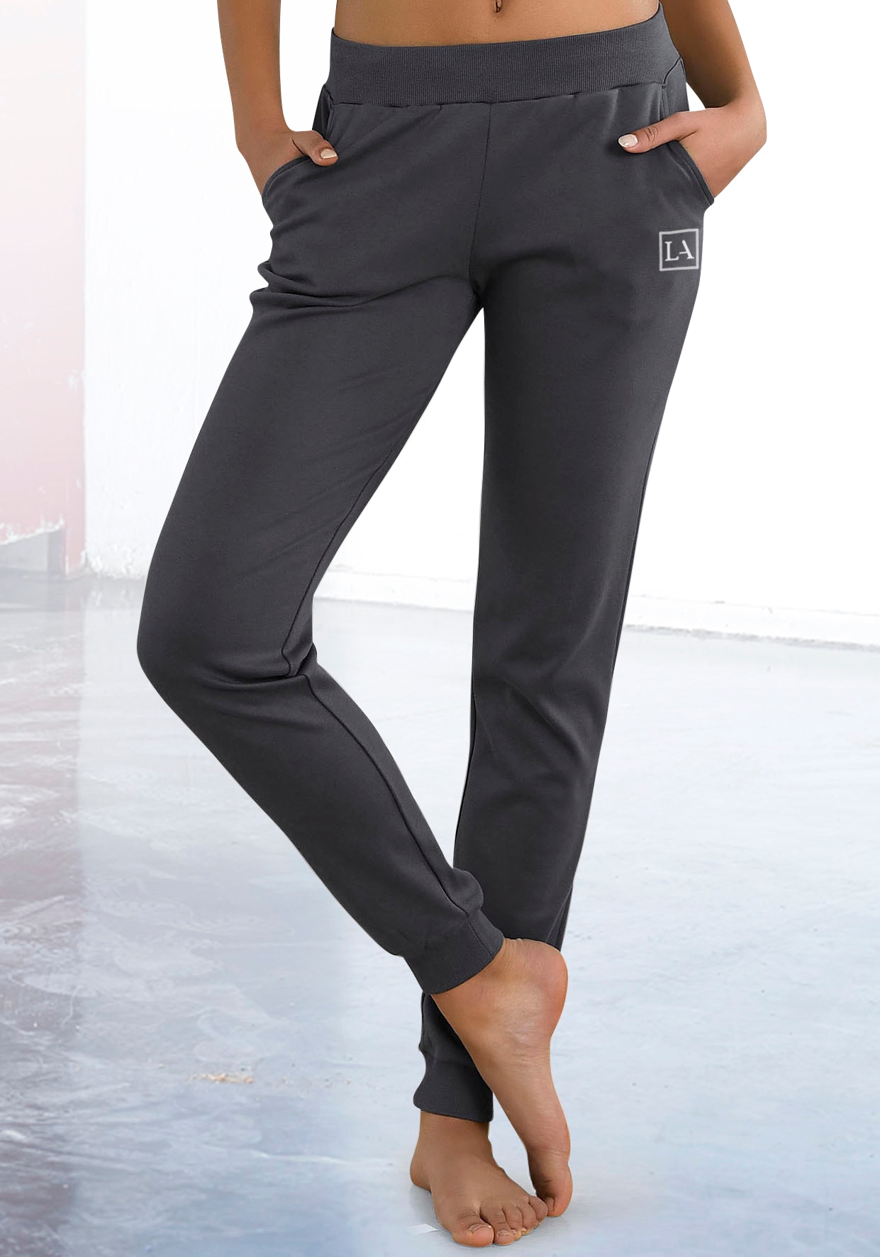 LASCANA ACTIVE Jogginghose  in schmaler Form mit Bündchen