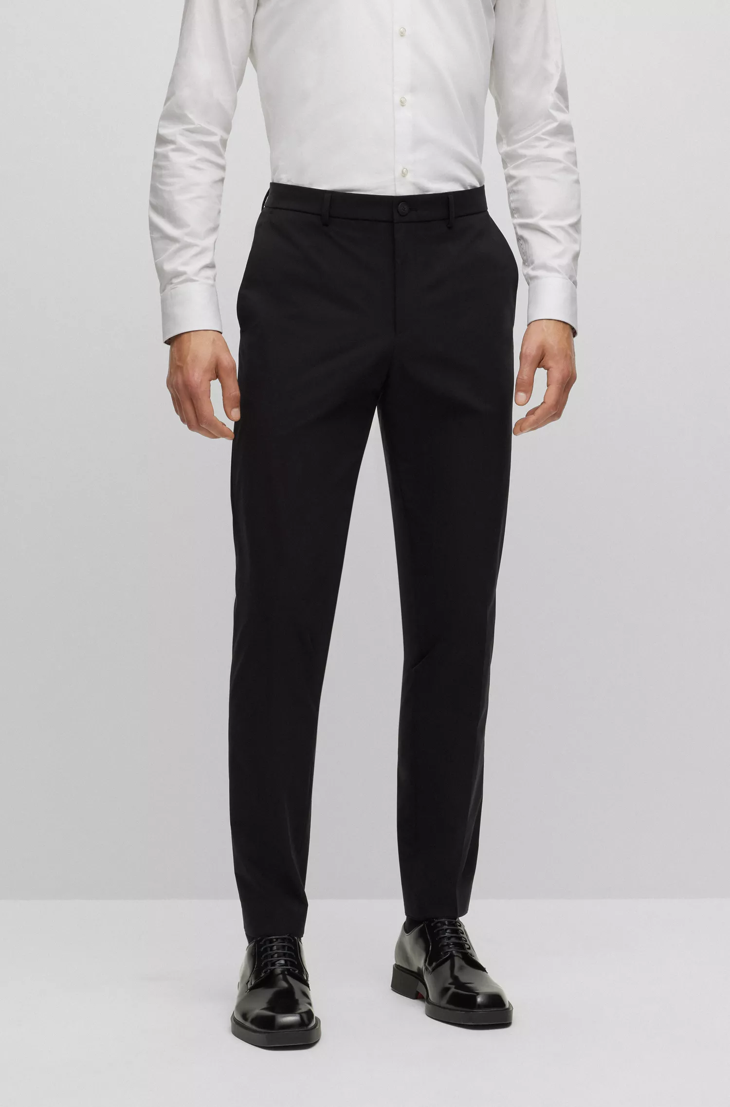 Terno HUGO vermelho, dobrável e extra-slim em tecido elástico de alta performance.