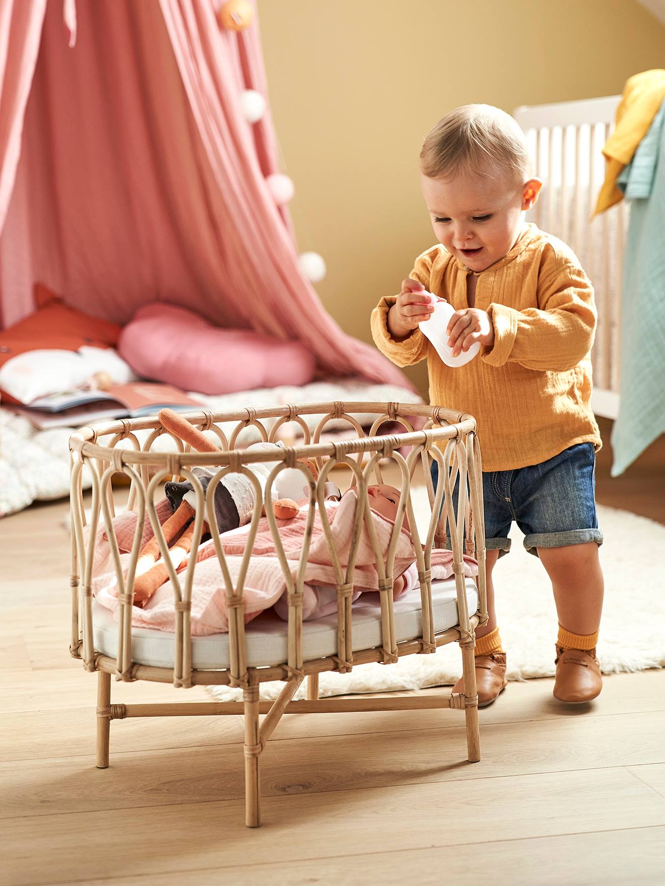 Cama de boneca em rattan bege