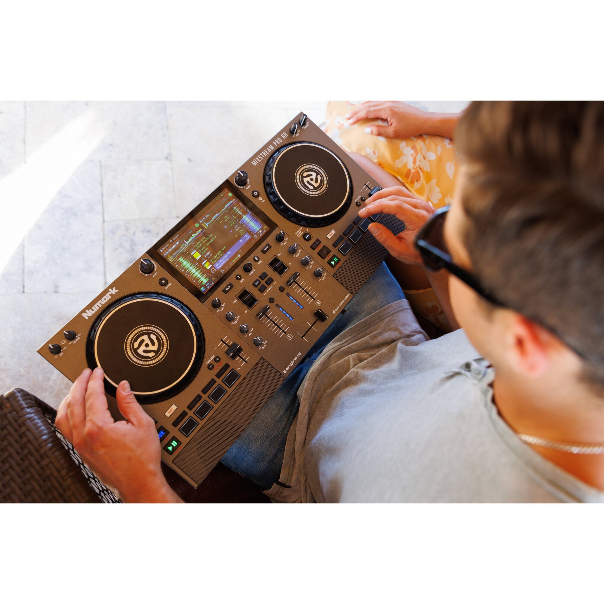 Numark Mixstream Pro Go standalone DJ-controller met ingebouwde accu