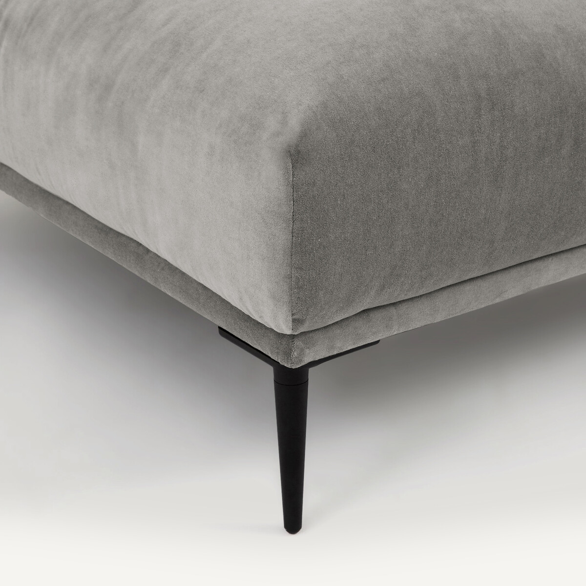 AM.PM<br>Puf XL em veludo, design Oscar E.Gallina