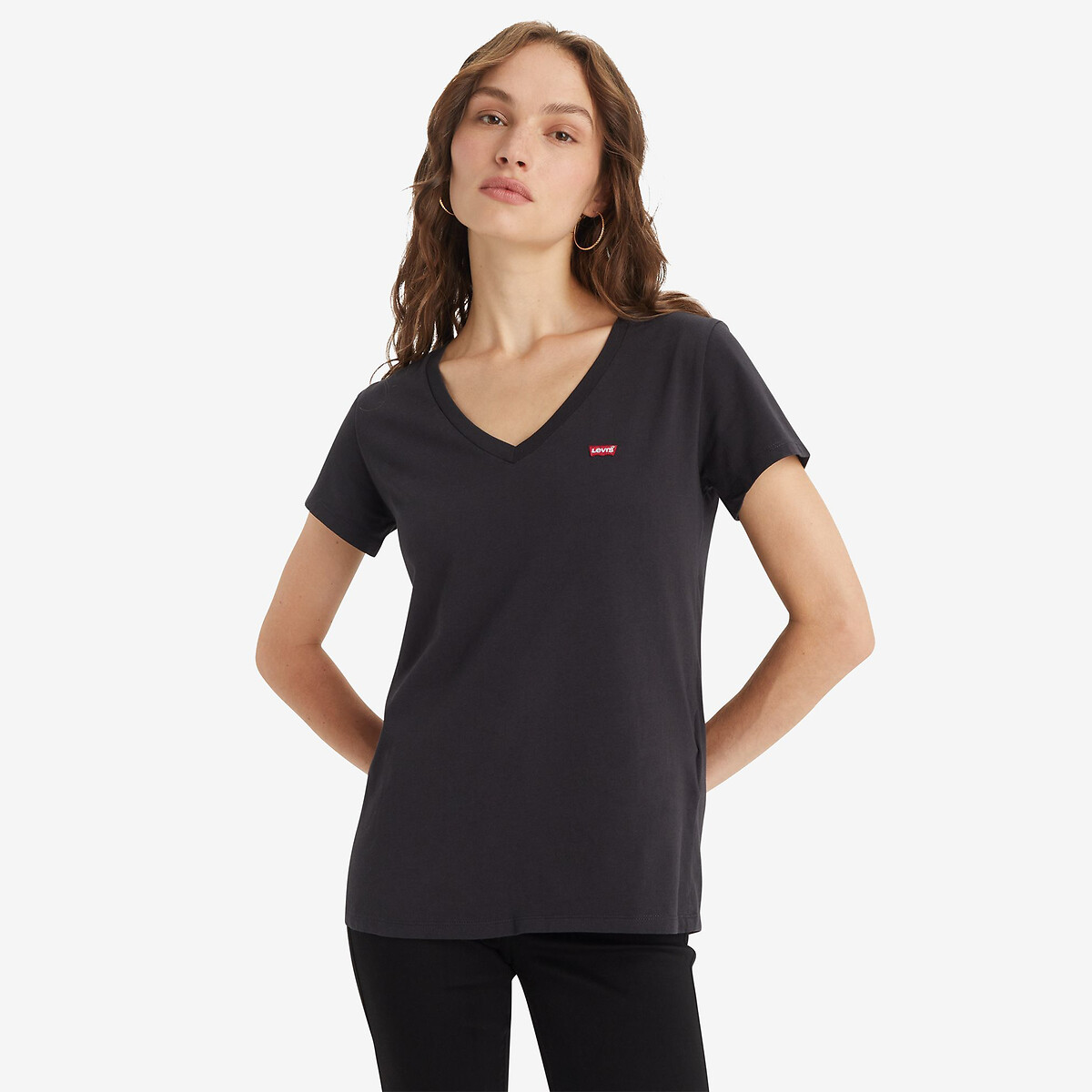 Camiseta Levi's de manga curta, gola V, com logo na frente.