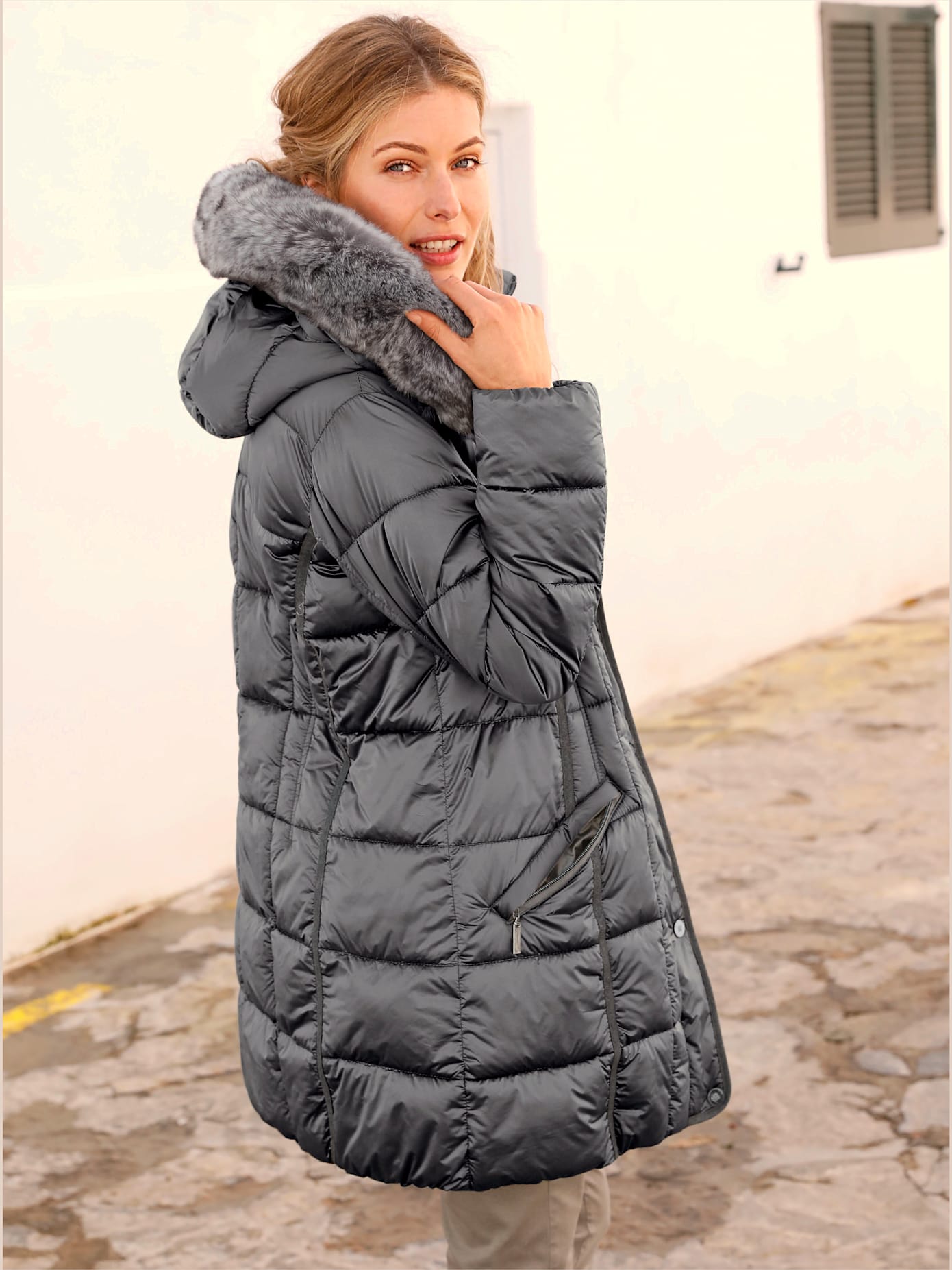 Manteau rembourré aspect brillant avec capuche en fausse fourrure