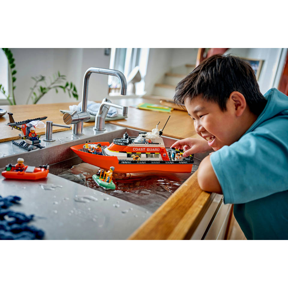 LEGO City kustwacht reddingsboot met helikopter 60504