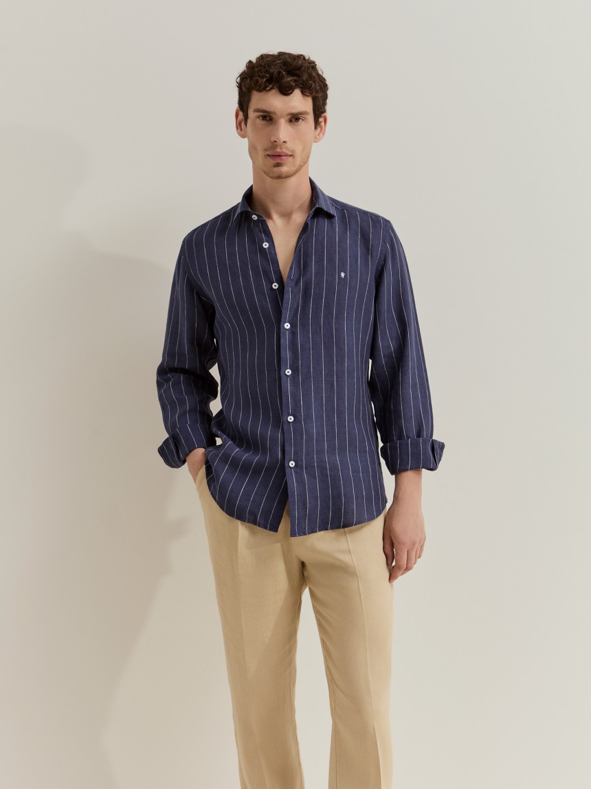 Camisa slim fit em linho às riscas