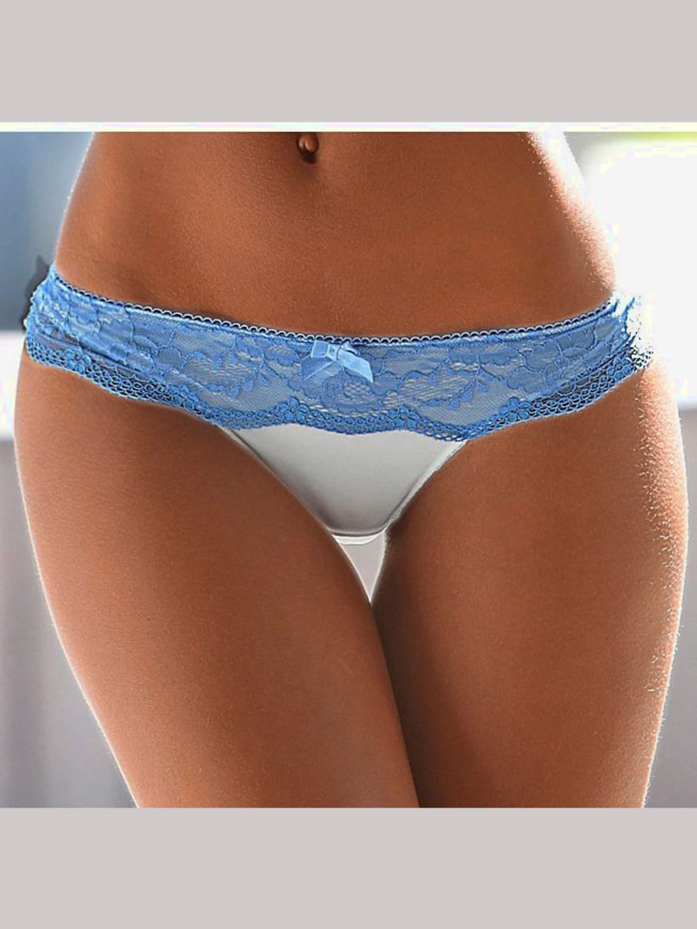 String féminin avec large ceinture en dentelle florale