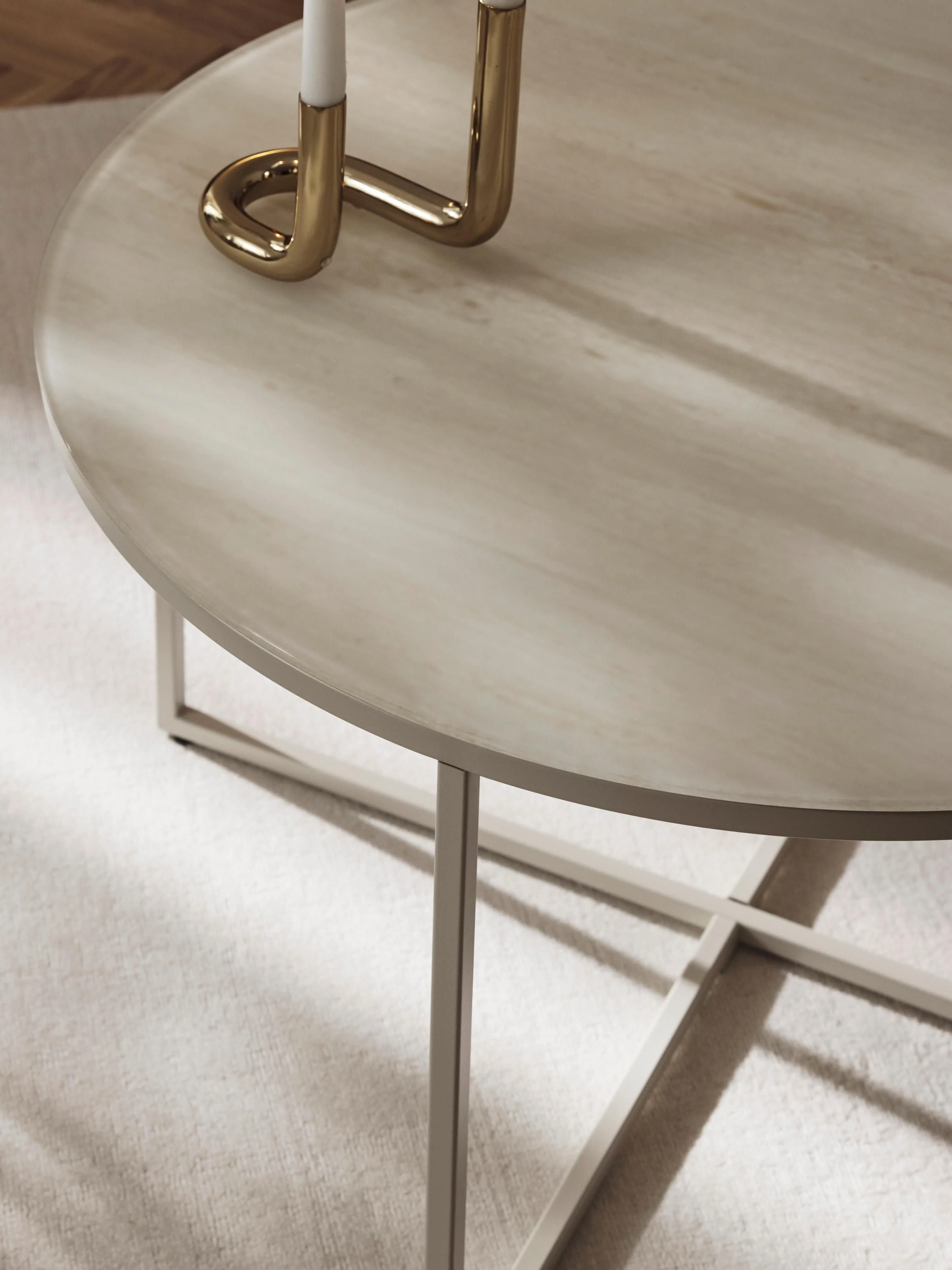 Ronde salontafel Antigua met glazen tafelblad met travertijn look
