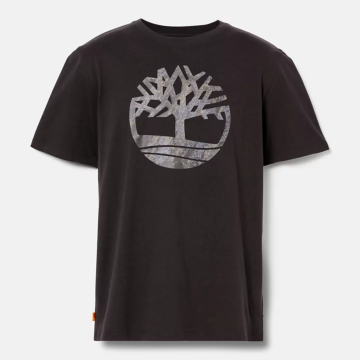 Camiseta masculina preta com estampa camuflada de árvore.