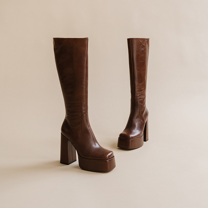 Bottes à plateformes et bouts ronds  en cuir vernis plissé marron