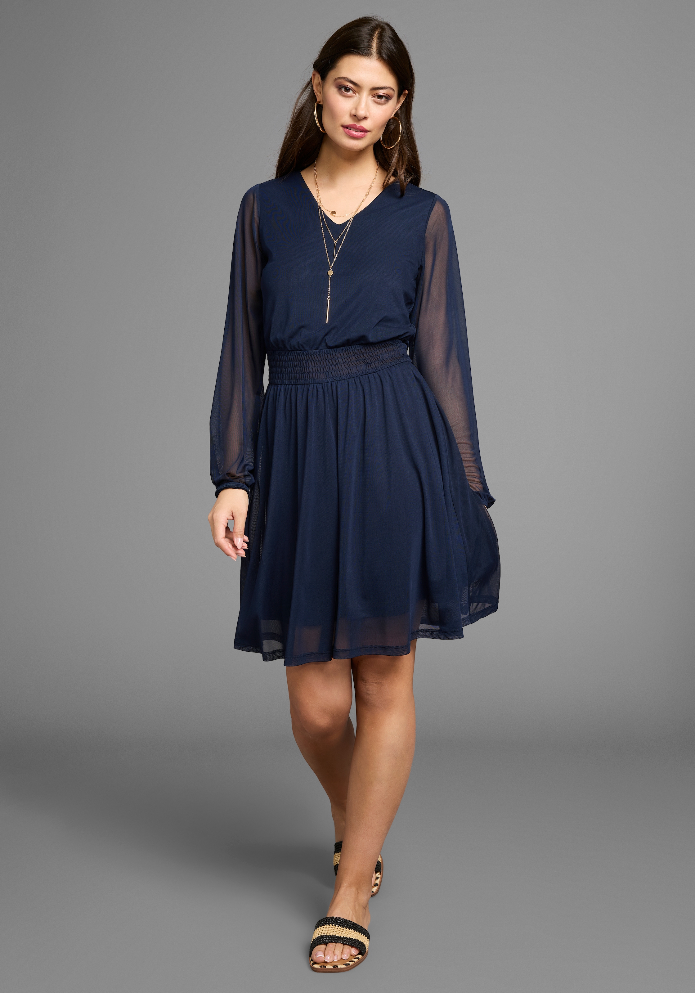 Laura Scott Meshkleid mit Smok-Einsatz