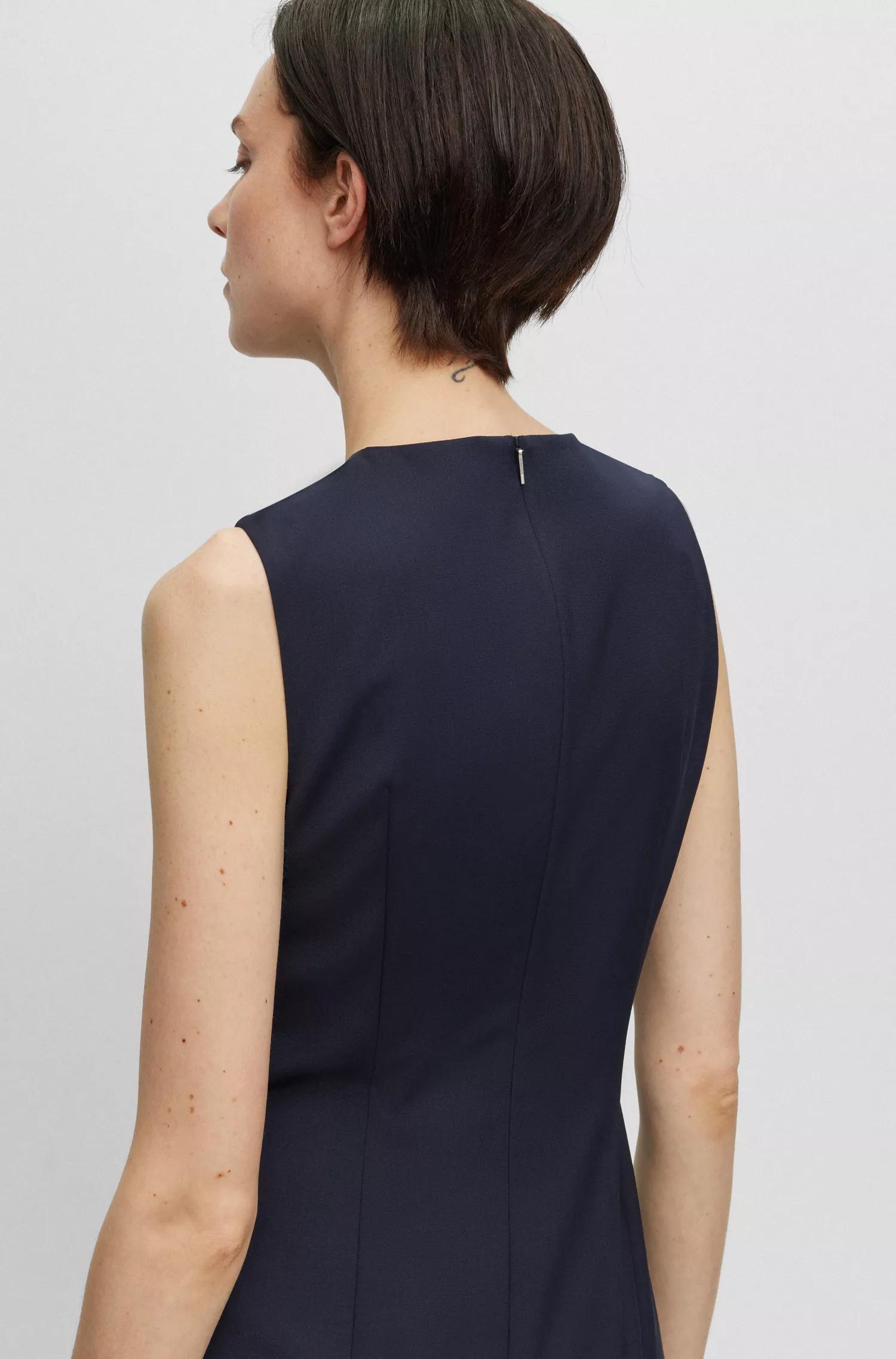 Vestido preto sem mangas BOSS em lã sustentável com elasticidade natural