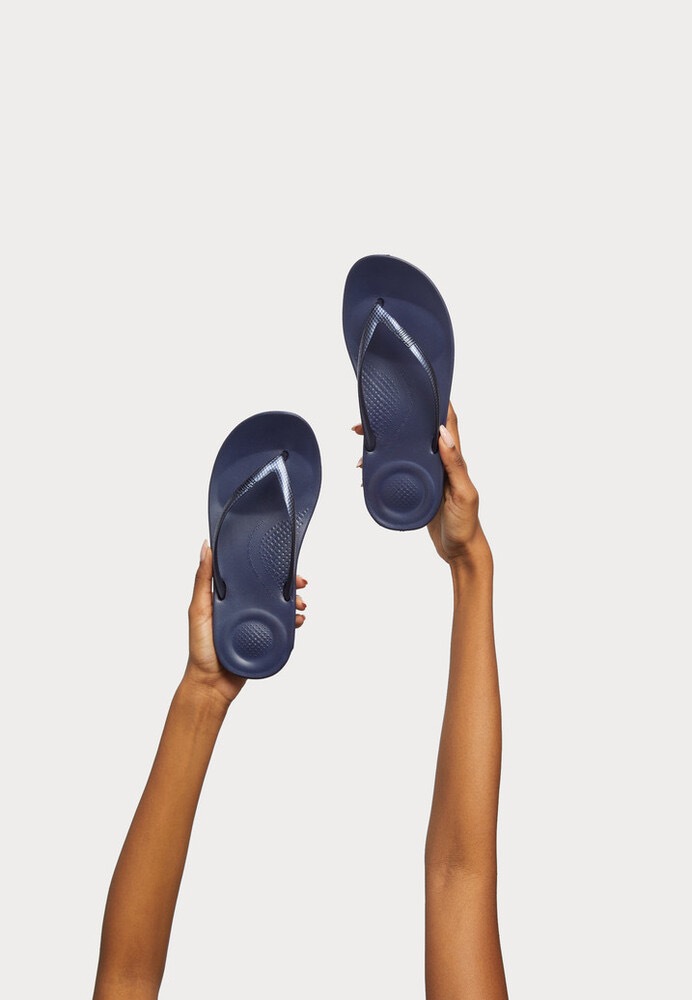Fitflop Zehentrenner »IQUSHION«  , Keilabsatz, Sommerschuh, Schlappen in schmaler Form