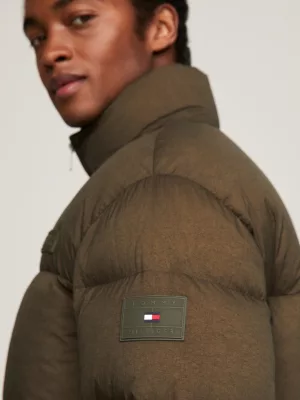 Jaqueta puffer tingida em peça de Nova York