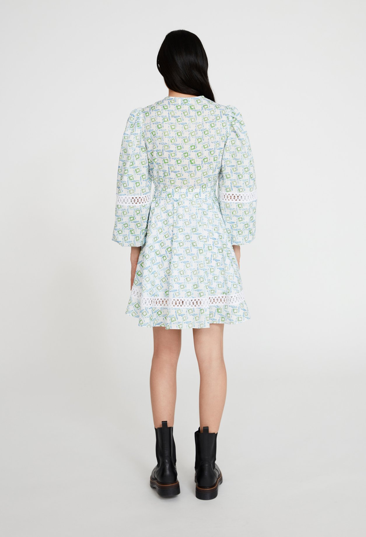 Robe imprimee bleue &agrave; galons de dentelle