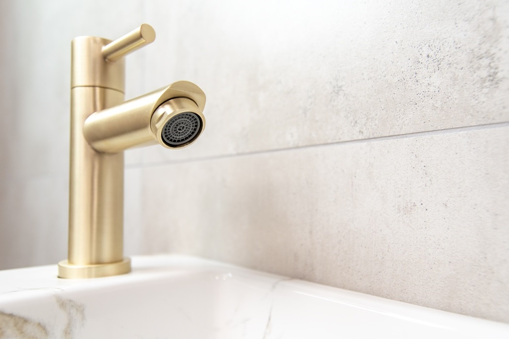 Mueller Mini Apa fonteinset links met wit marmeren fontein en gouden kraan
