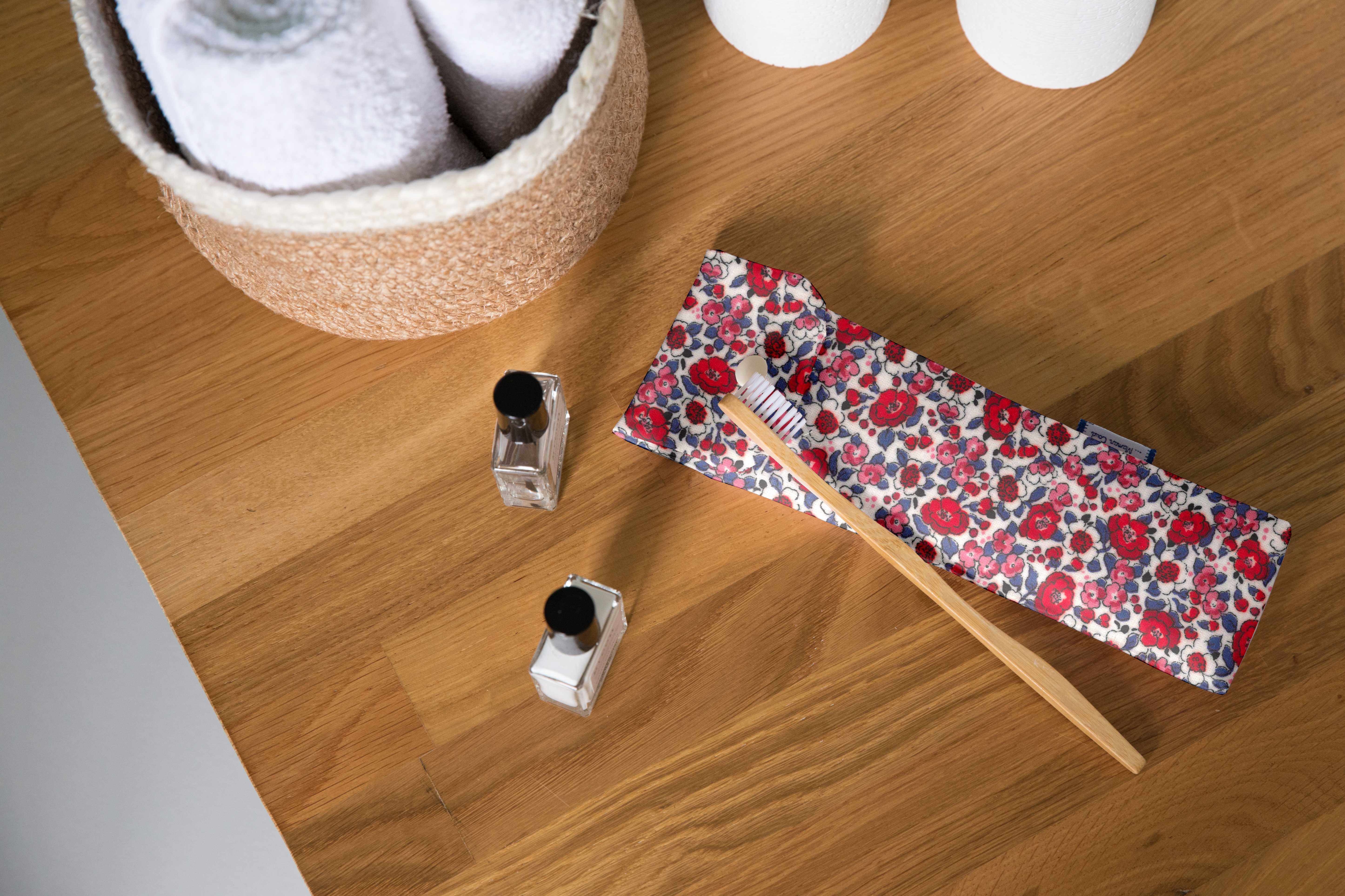 Pochette Brosse À Dents Rouge Corolle