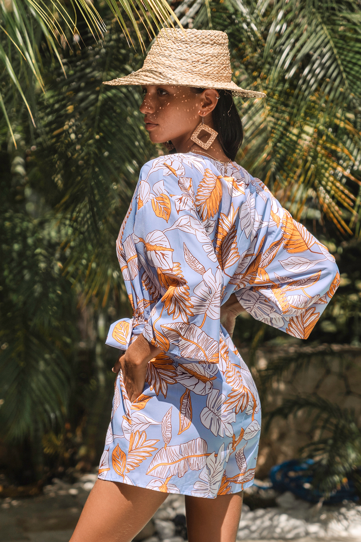 Combishort à ceinture et à imprimé palmiers tropicaux
