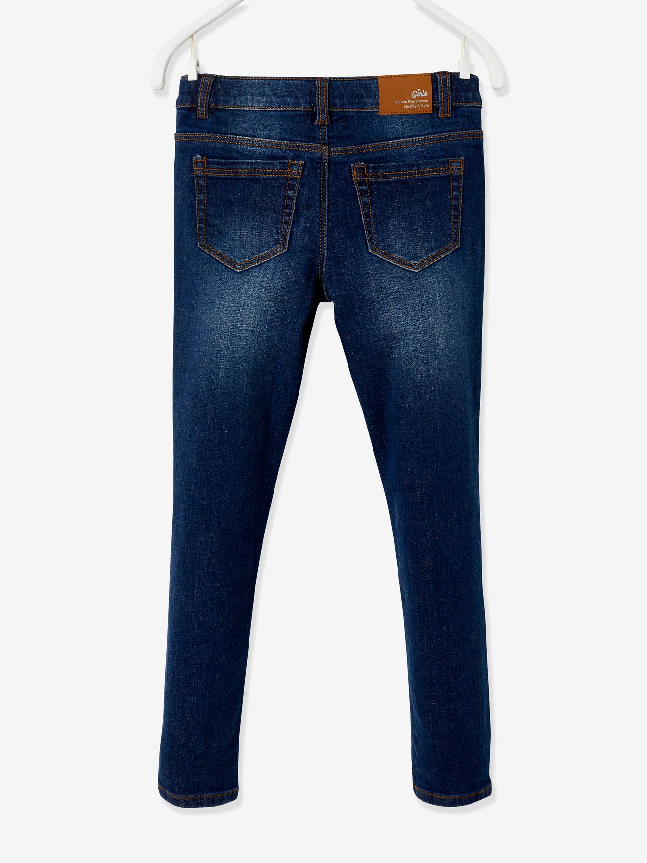 Calça jeans slim bordada feminina MorphologiK, com modelagem ampla no quadril, cor azul-escura lisa.