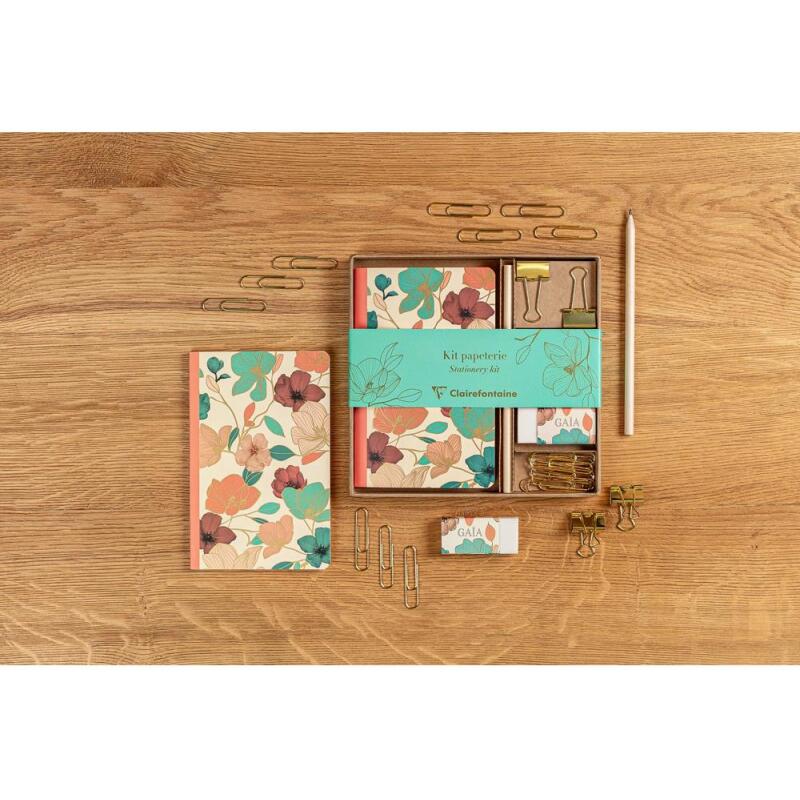 Gaïa beige, Kit de papeterie contenant un carnet 11x17 cm 64 pages lignées, un crayon de papier, 2 pinces doubles-clip, 10 trombones et une gomme