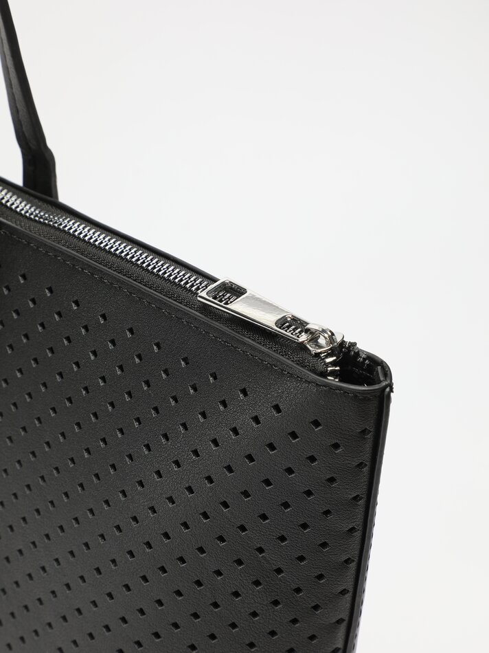 Bolsa maxi shopper em couro sintético recortado - Preta