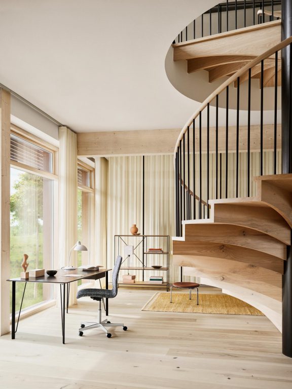 Fritz Hansen FH3605 bureau verchroomd onderstel walnoot