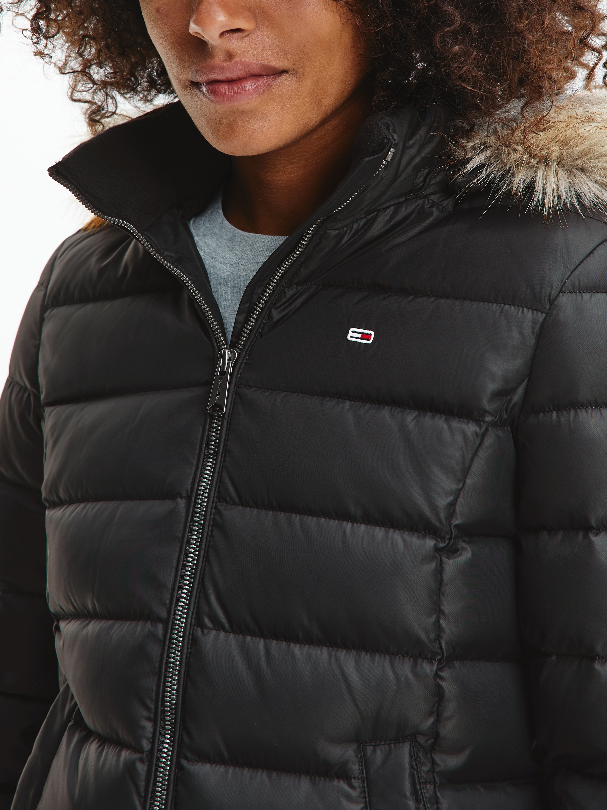 Tommy Jeans Daunenjacke »BASIC HOODED DOWN JACKET« mit Kapuze mit Fellimitat an der Kapuze & Tommy Jeans Logo-Flag