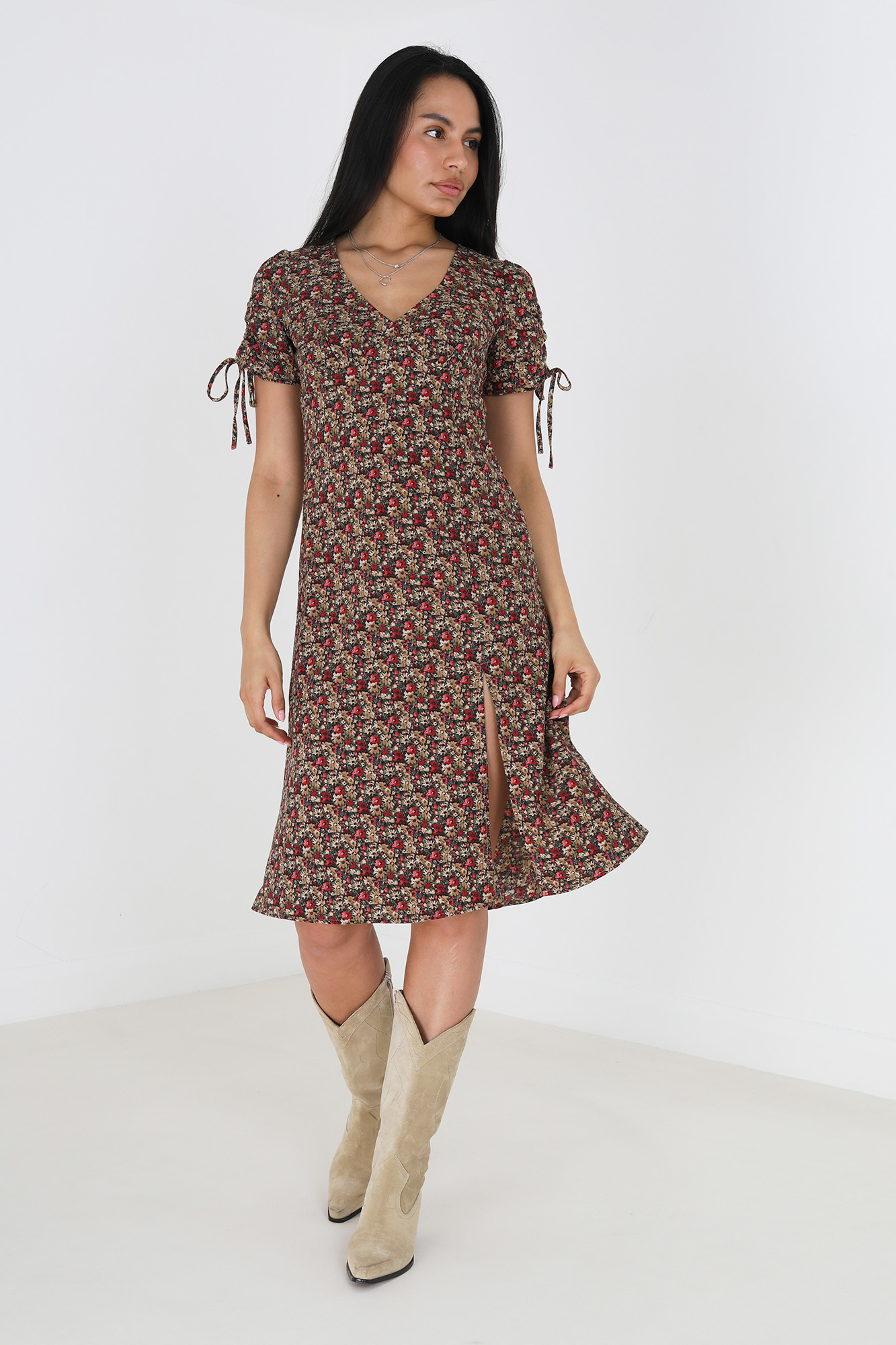 Vestido com estampa floral e mangas curtas.