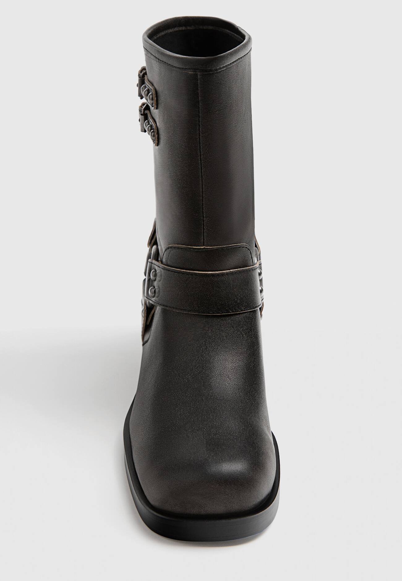 Botas de cano curto sem salto com efeito desgastado e detalhes de fivela.