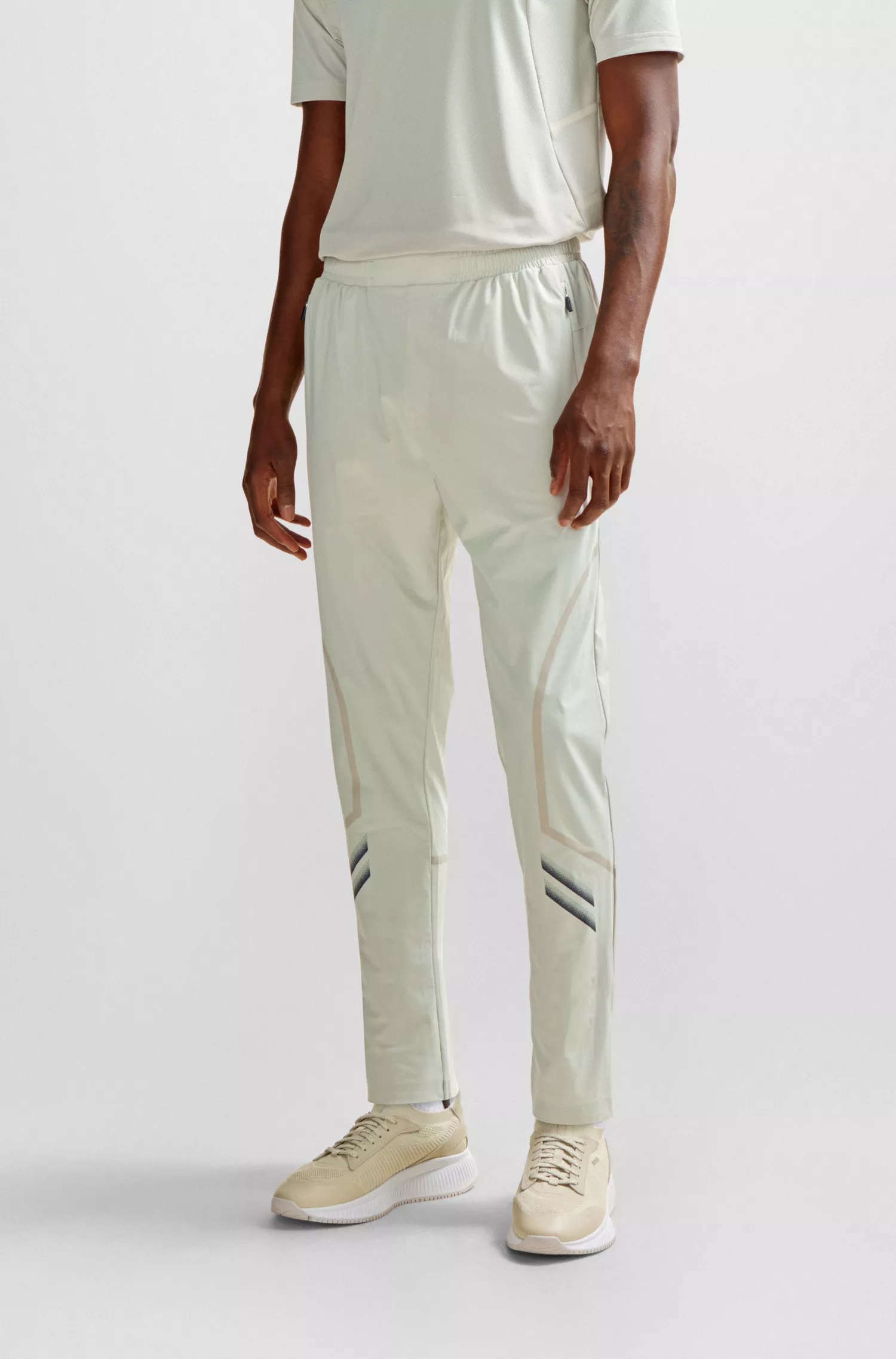 Calça de fato de treino BOSS verde, corte regular, com detalhes refletores decorativos.
