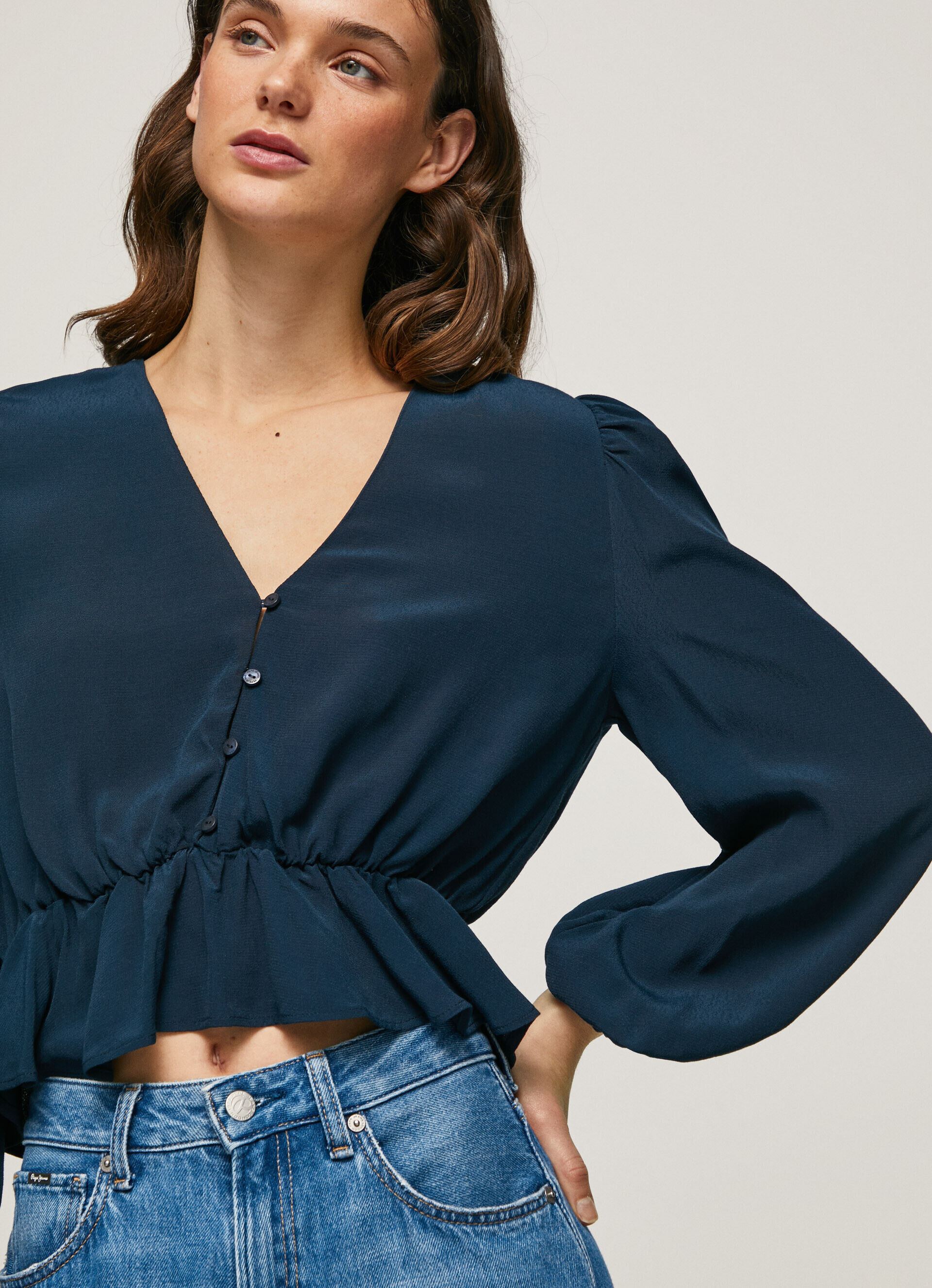 Blusa cropped com decote em V - azul dulwich