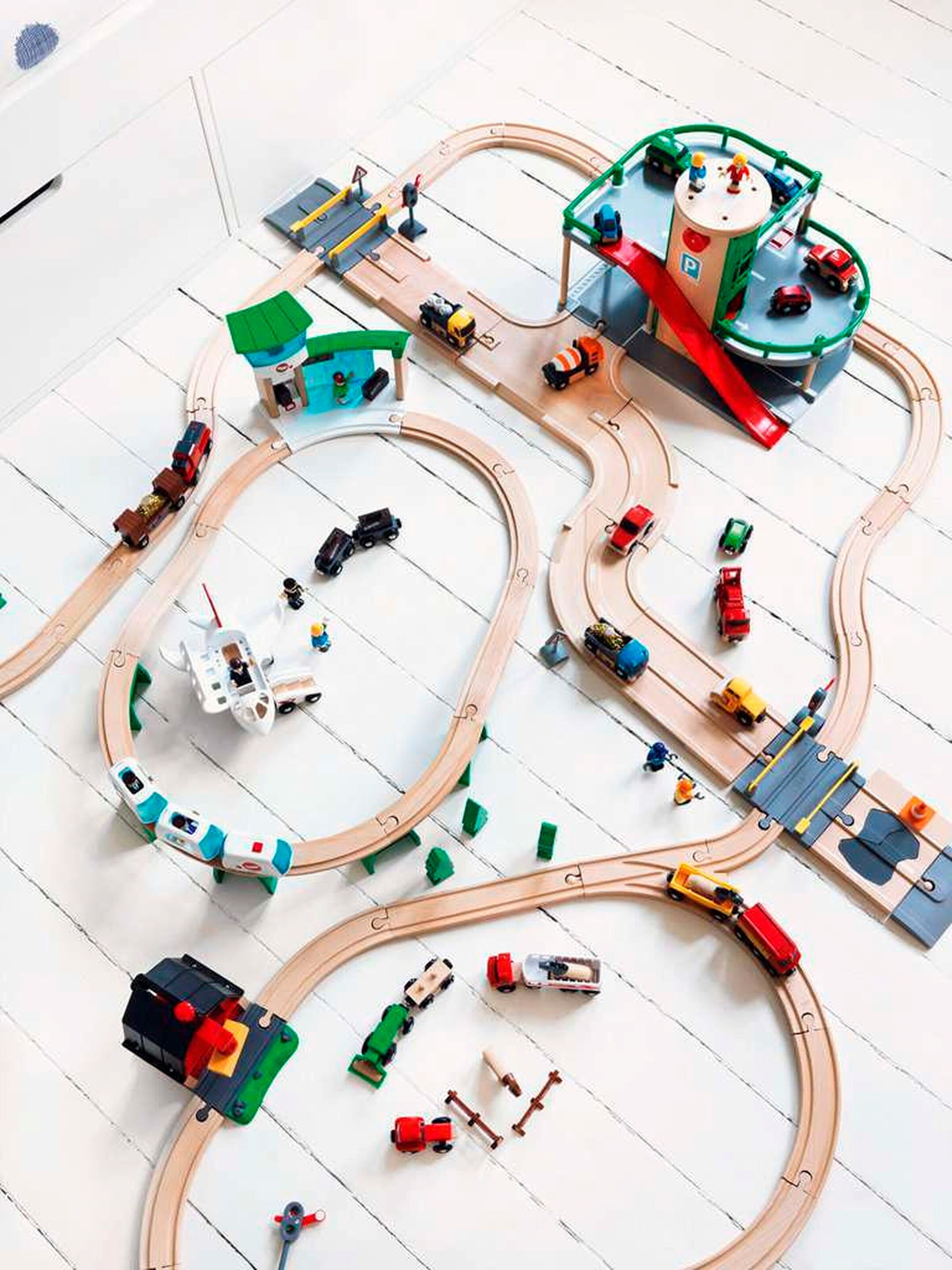 BRIO Parkhaus, Straßen & Schienen