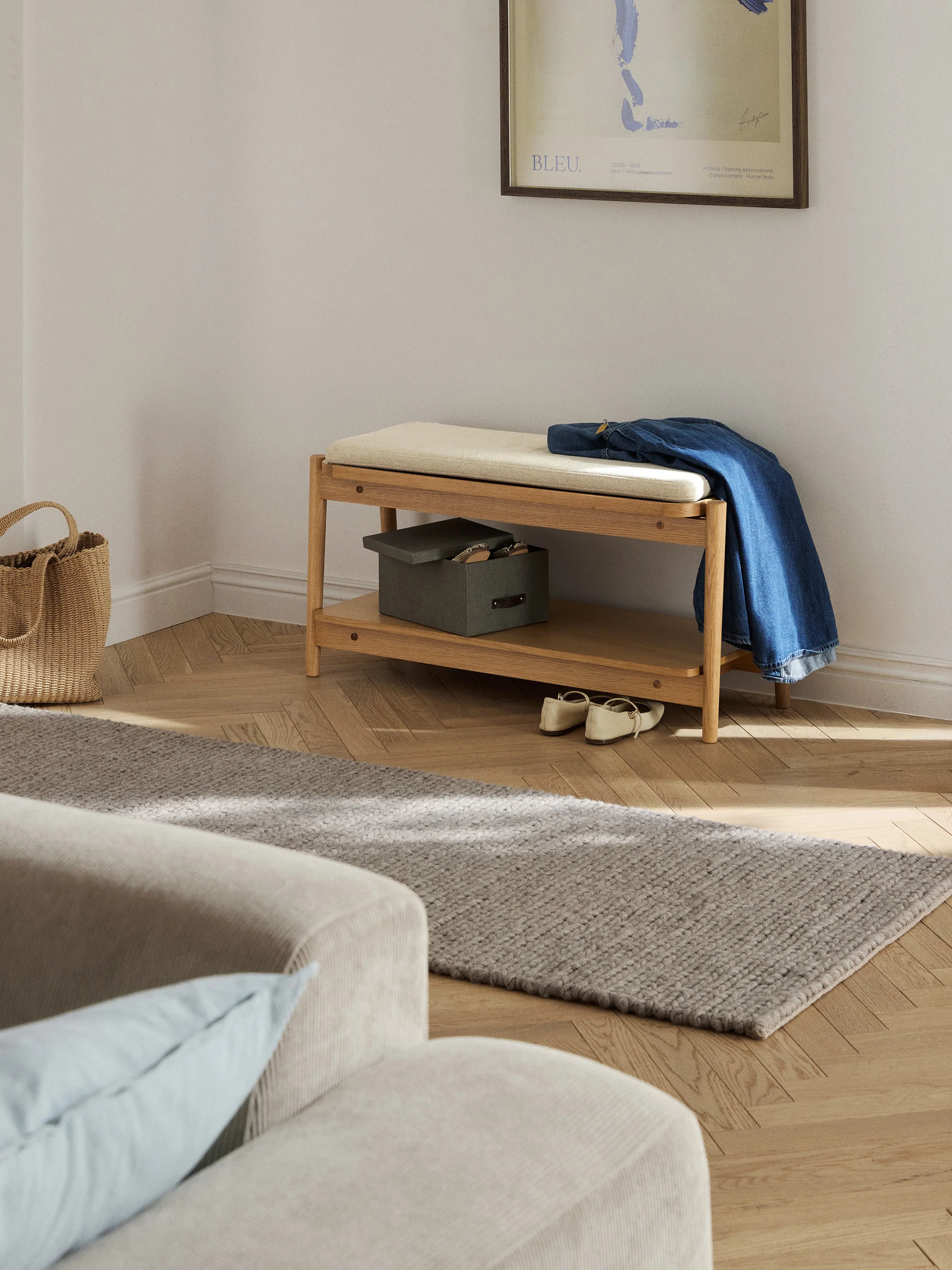 Gestoffeerde houten bank Libby met schoenenrek