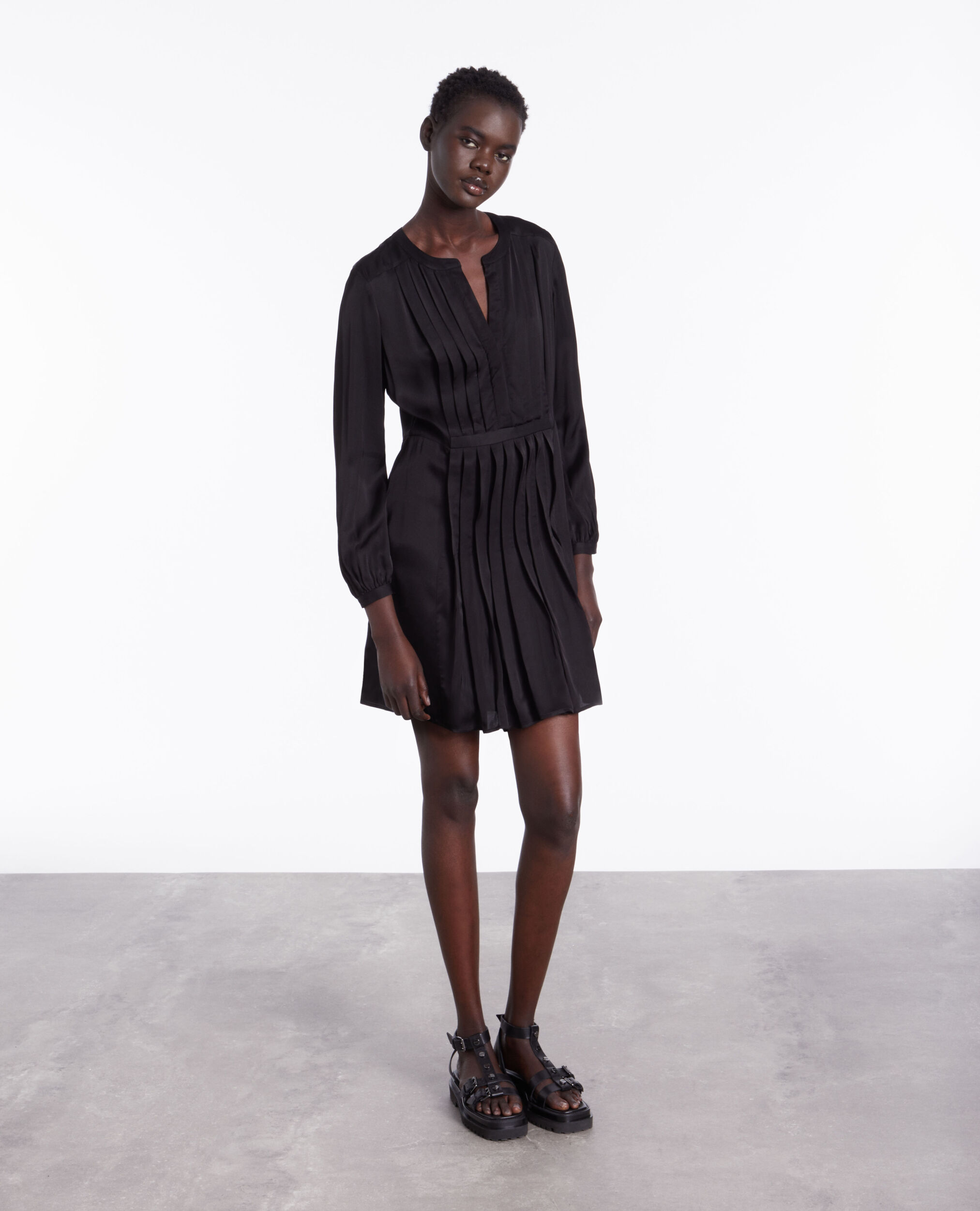 Robe courte noire avec plissage